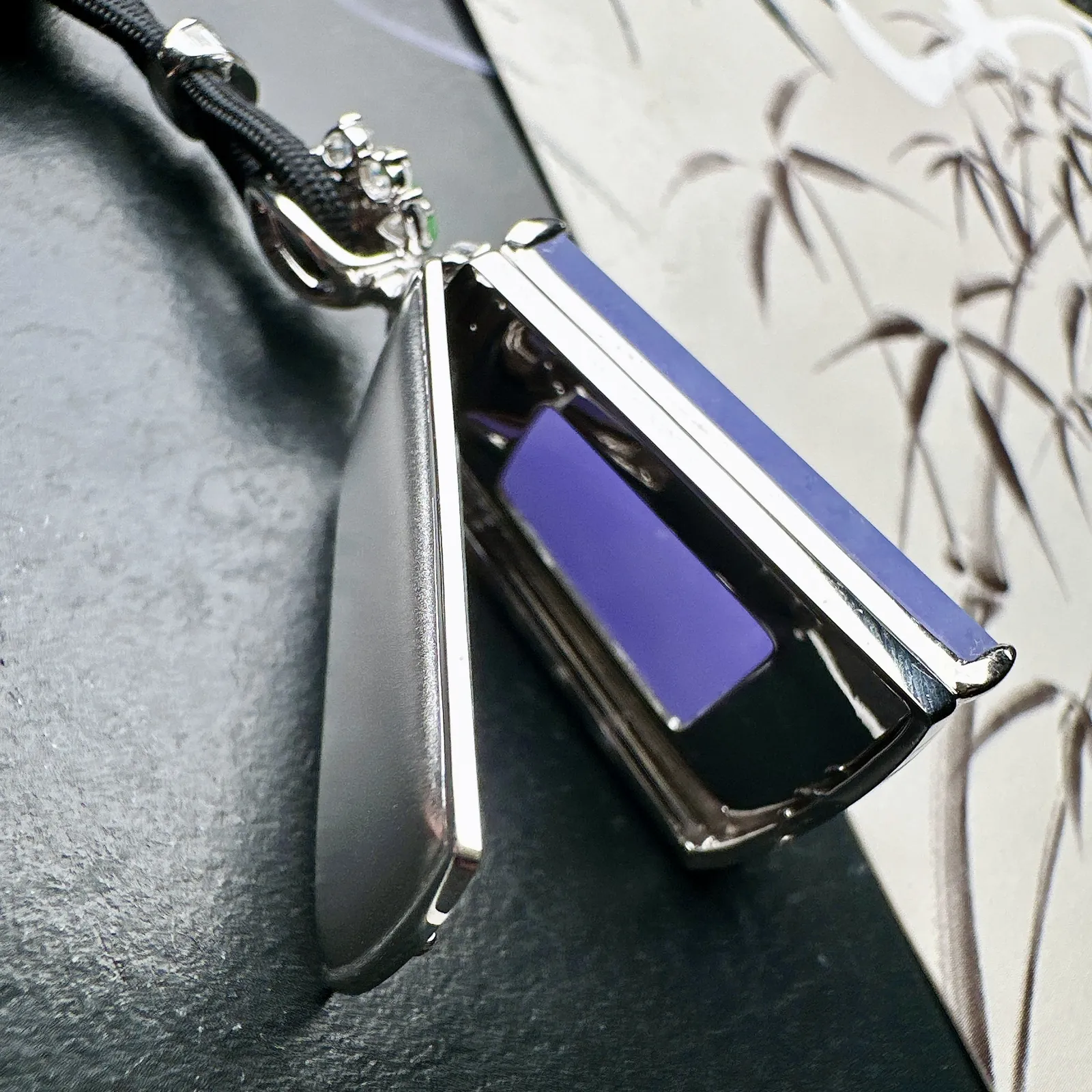 【冰种紫无事牌吊坠】少见的冰紫无事牌，质地细腻，妖紫色泽，光泽度不错，18k金钻镶嵌，裸石尺寸31.3*22.9*5.3毫米