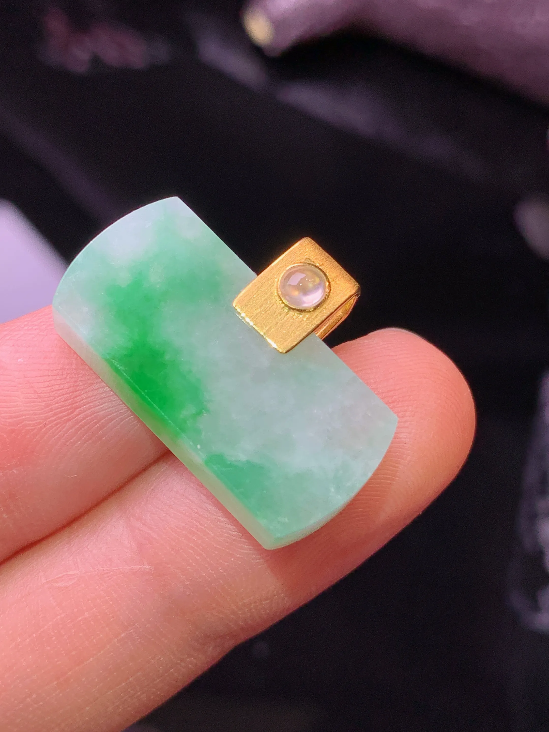 18k金镶嵌飘绿无事牌吊坠 玉质细腻 色泽清新艳丽 整体尺寸15.8*23*4.5