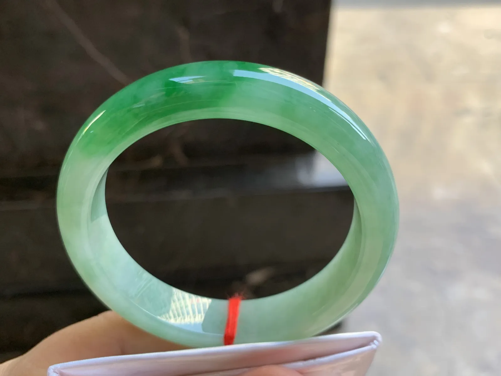 56-12.6-8.2mm
带色手镯 底子细腻 颜色辣绿