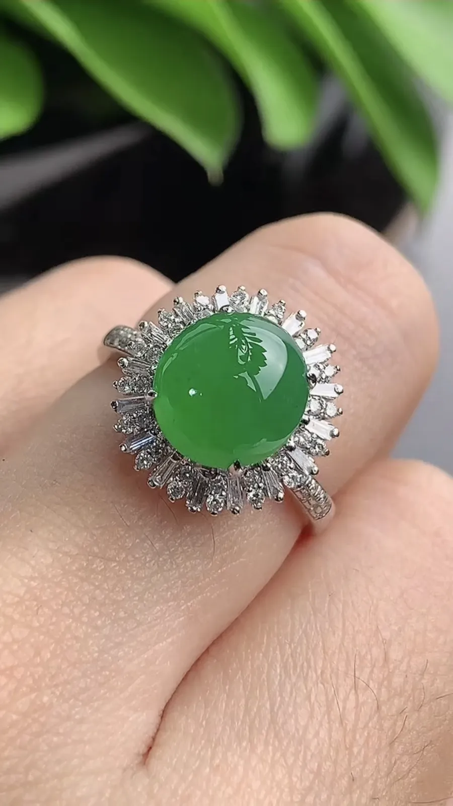 a货翡翠老坑冰种18K金伴钻镶嵌阳绿蛋面戒指 圈口17.4裸石尺寸9.4×8.5mm 重量3.72g 1203