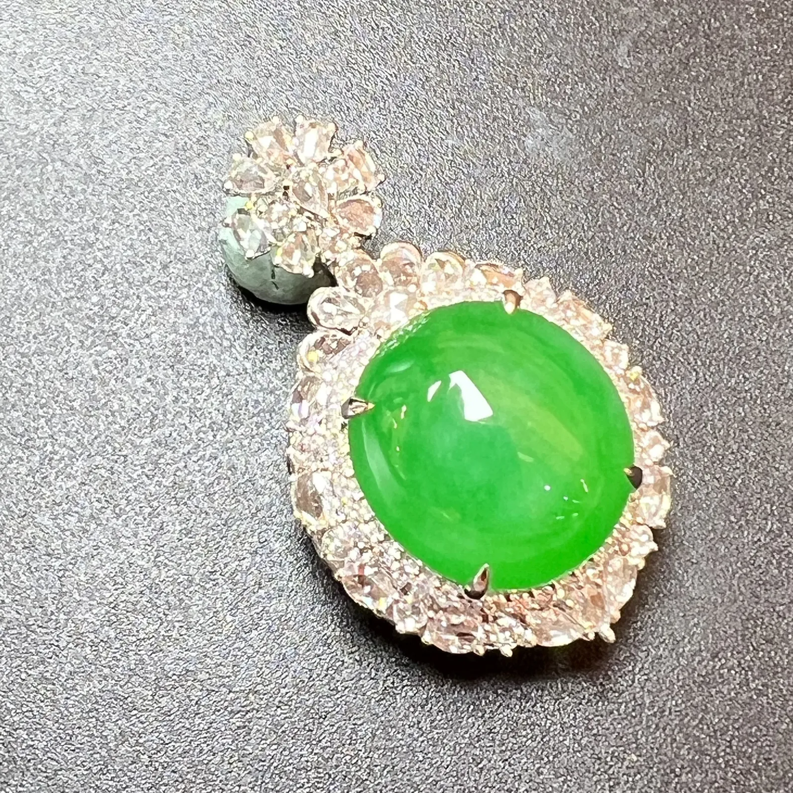 满绿蛋坠种色俱佳，饱满，整体尺寸31*18.8*14.3 裸石尺寸14.1*13.1*6.5