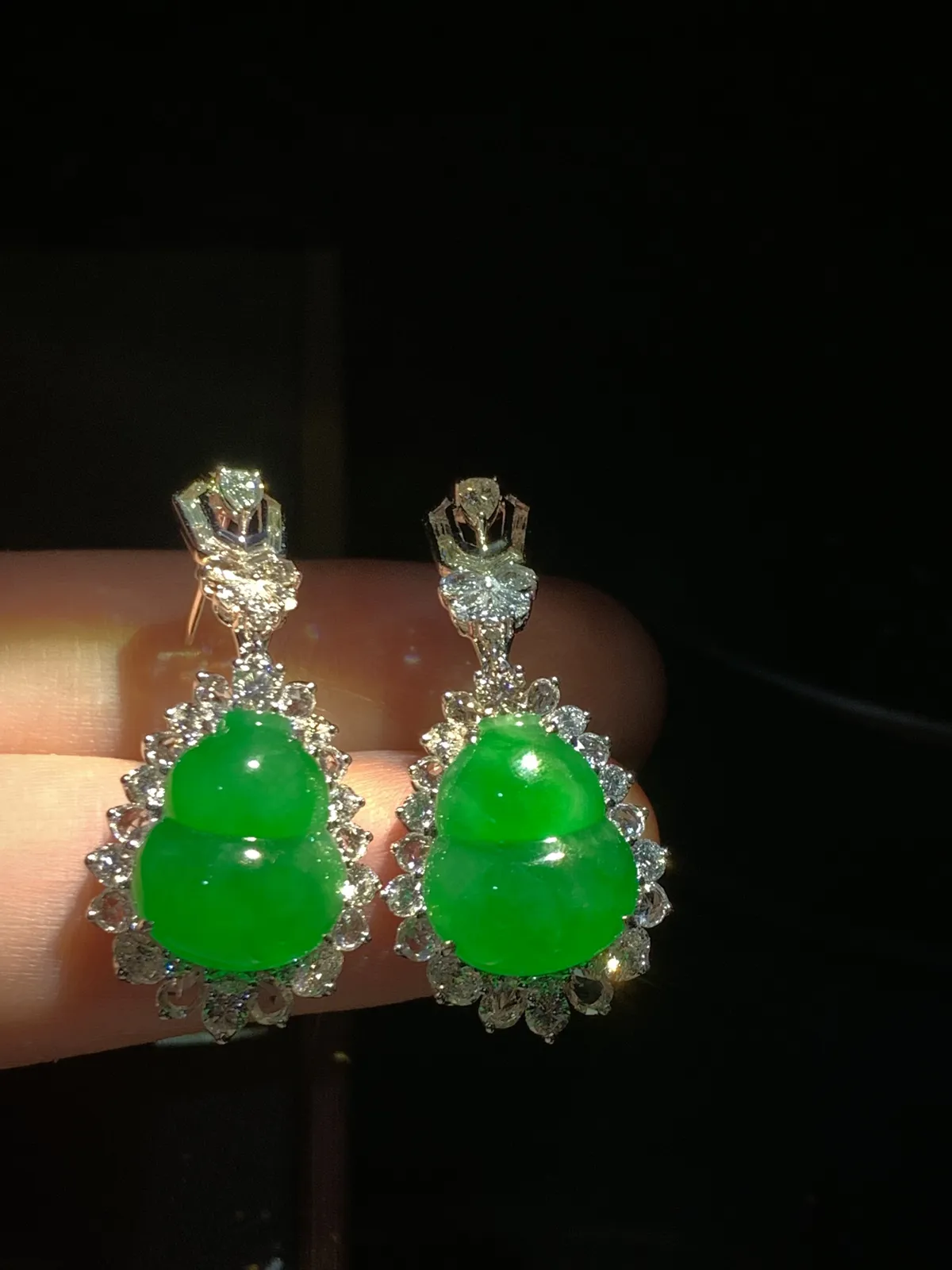 高品质翡翠葫芦耳坠，
裸石13.8-11.5-3.8mm，整体34-16-10.5mm，
18K金，南非钻，11.7g，