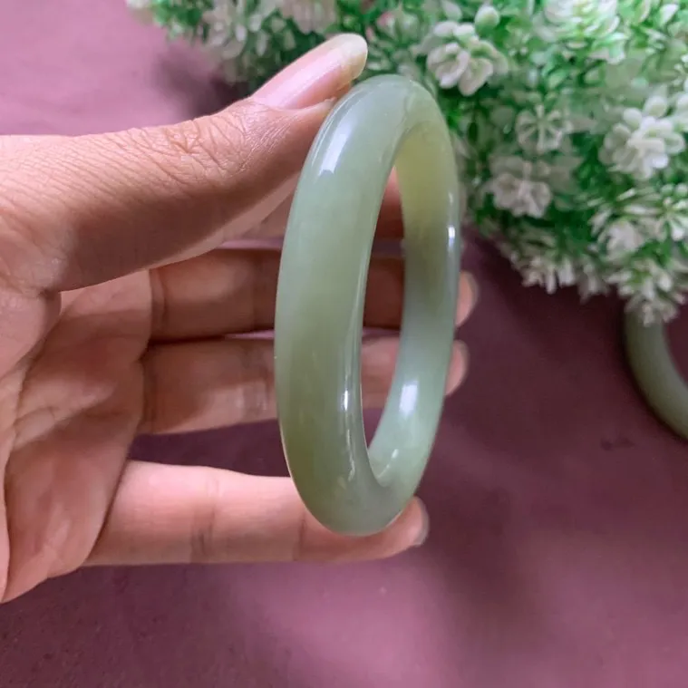 和田玉56圈口且末蓝手镯，玉质细腻油润 底色纯净 无裂无杂 脂粉好，品质好