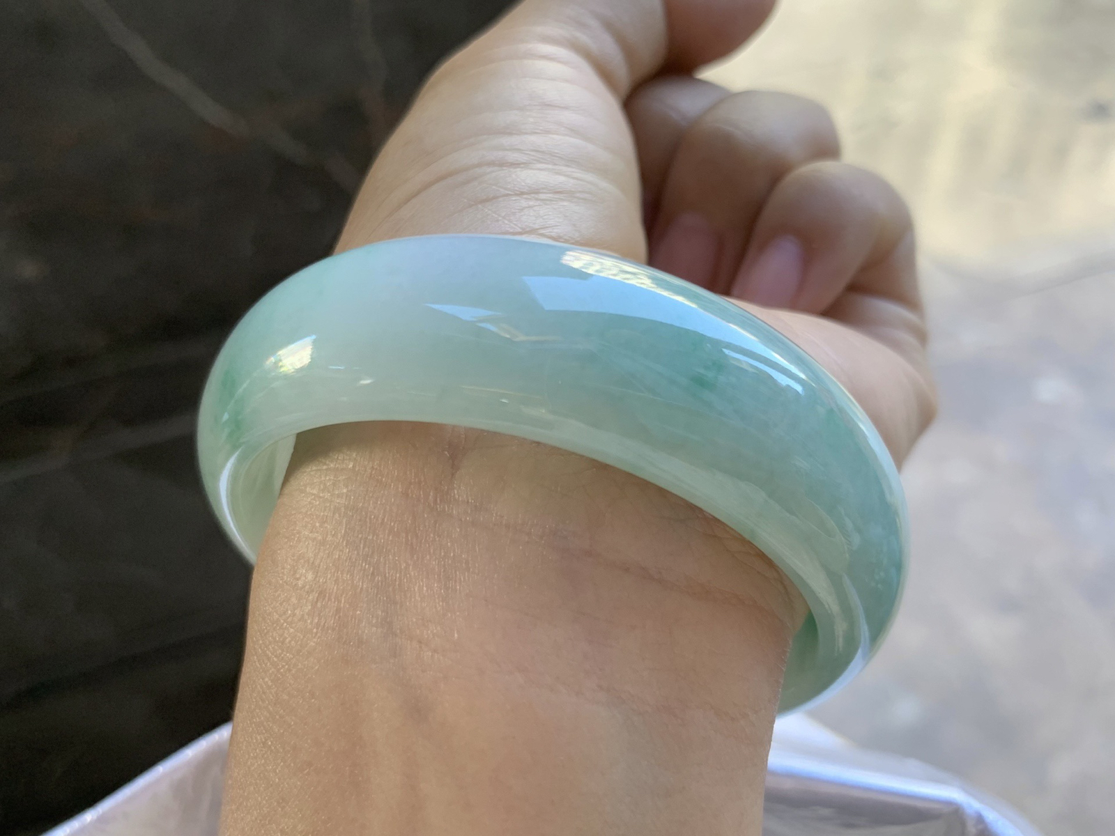 57.5-18.7-7.5mm
宽版飘花手镯 底子细腻 宽版大气