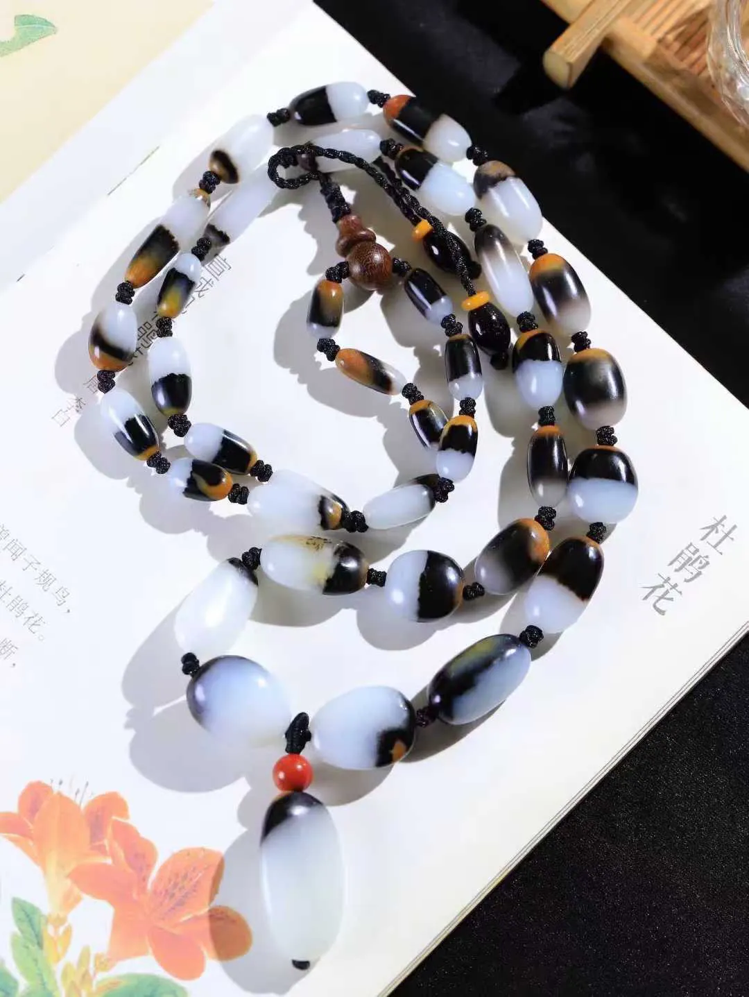 （原石挂链）

精品和田玉三色原石挂链吊坠 玉质细腻，颗颗原石 手感舒适，原石呈现出浑然天成的美感，