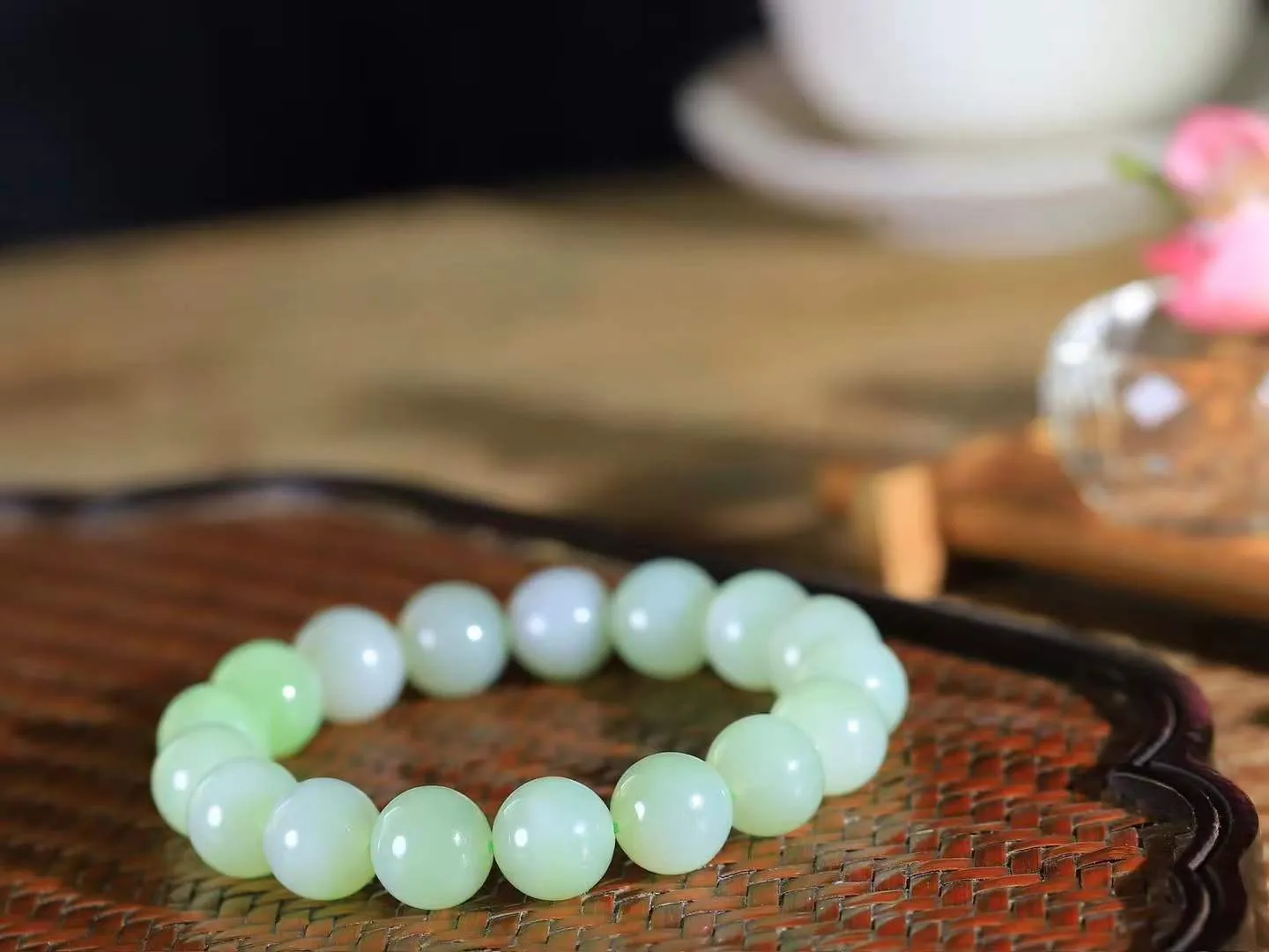 【珠圆玉润.手串】

精品和田玉翠青珠圆玉润手串 玉质温润细腻  整串打磨圆润，佩戴舒适。珠珠落玉盘，间关莺语花底滑，一生美好时光，无论身在何处，都有它相伴相守。事事顺遂，幸福美满，吉祥如意。重41.2克 尺寸取一11.6mm  FD L-79120368