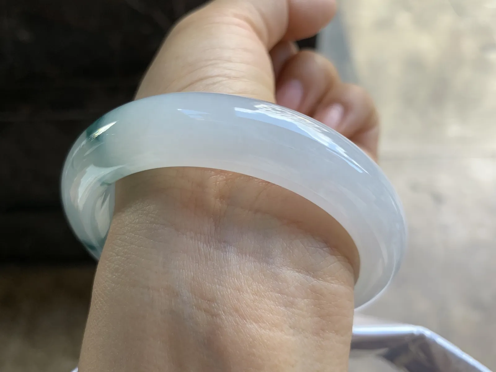 56.5-14-9.2mm
冰种飘花手镯 种好水润 干净细腻 花色漂亮