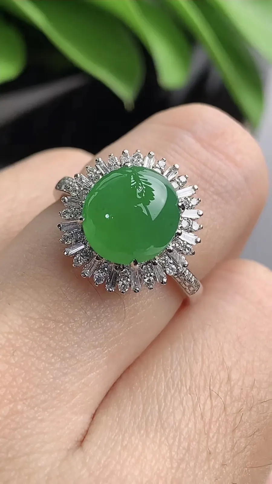 a货翡翠老坑冰种18K金伴钻镶嵌阳绿蛋面戒指 圈口17.4裸石尺寸9.4×8.5mm 重量3.72g 1203