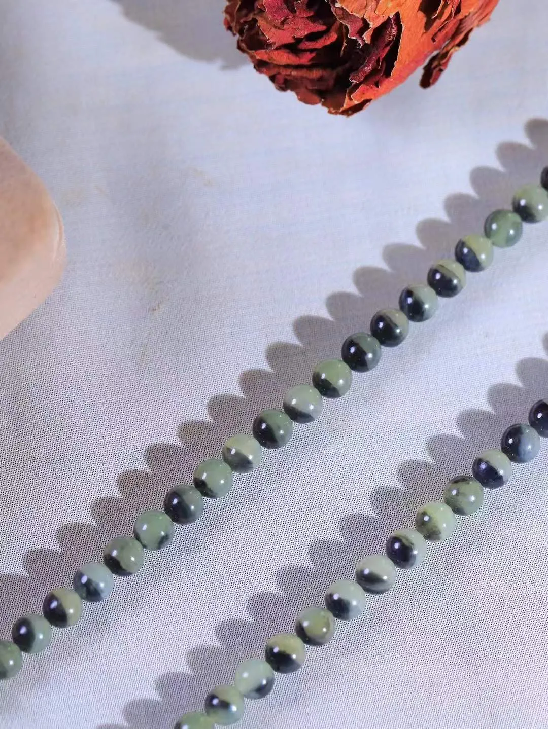 【珠圆玉润.挂链】

精品和田玉青花珠圆玉润挂链 玉质温润细腻 油性十足 佩戴舒适。珠珠落玉盘，间关莺语花底滑，一生美好时光，无论身在何处，都有它相伴相守。事事顺遂，幸福美满，吉祥如意。重35克 尺寸取一6mm 11120333A