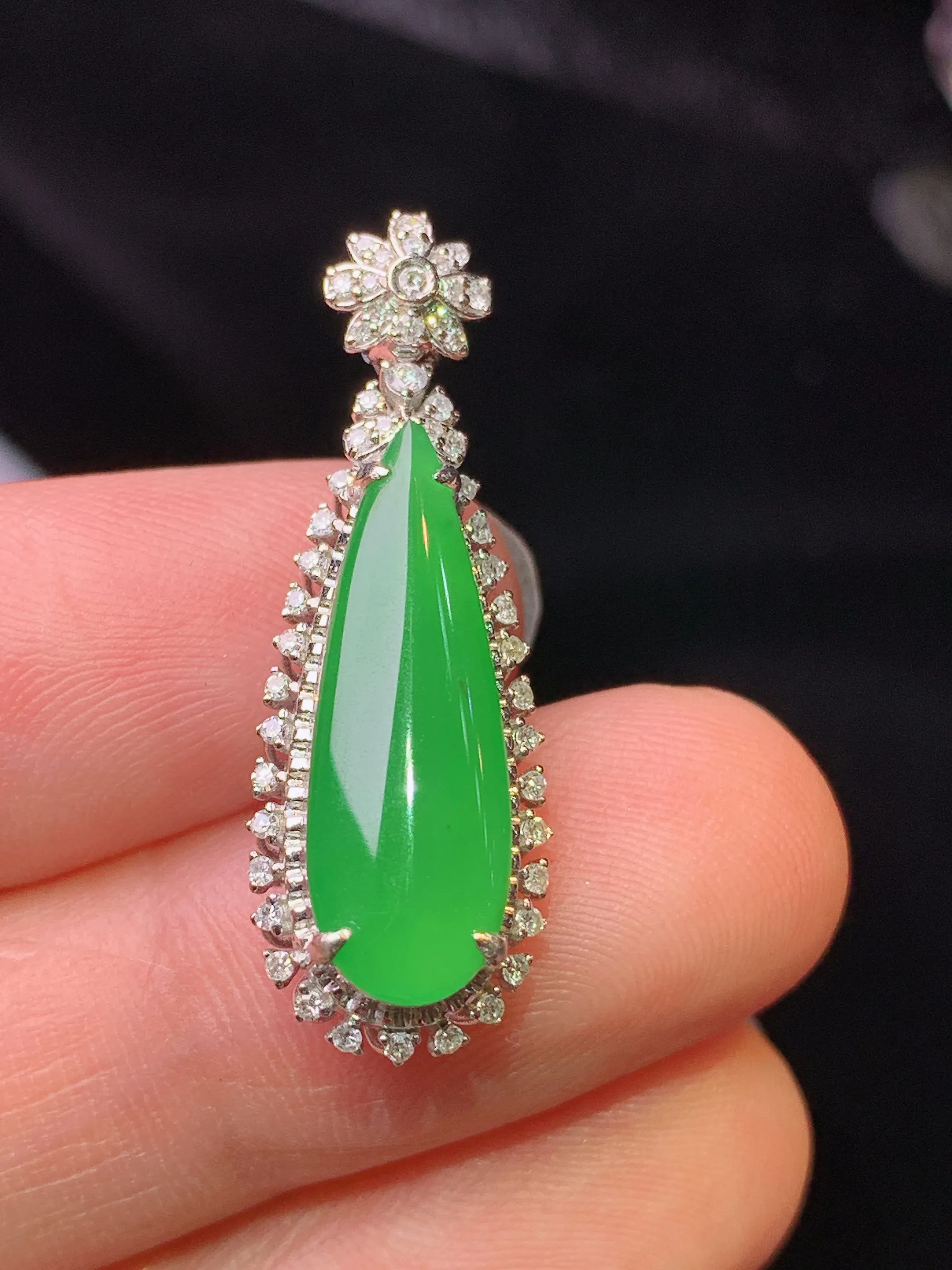 18k金钻镶嵌满绿水滴吊坠 玉质细腻 色泽清新艳丽 整体尺寸29.8*10.3*7.2