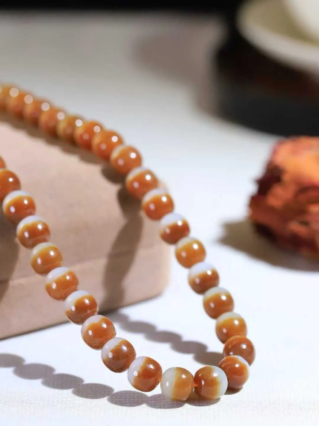 （老型珠.项链）

精品和田玉糖白玉老型珠项链 玉质温润细腻 佩戴舒适。间关莺语花底滑，一生美好时光，无论身在何处，都有它相伴相守。事事顺遂，幸福美满，吉祥如意。重47.3克   尺寸取一7.6-8mm   FDA-771102531