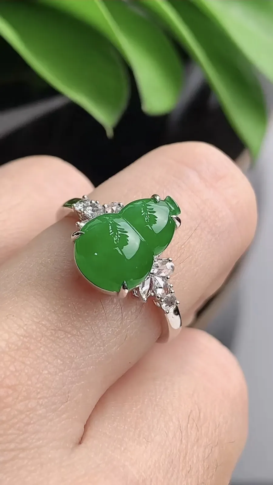 a货翡翠老坑冰种18K金伴钻镶嵌阳绿葫芦戒指 圈口17.6裸石尺寸12×8.2mm 重量3.34g 1203