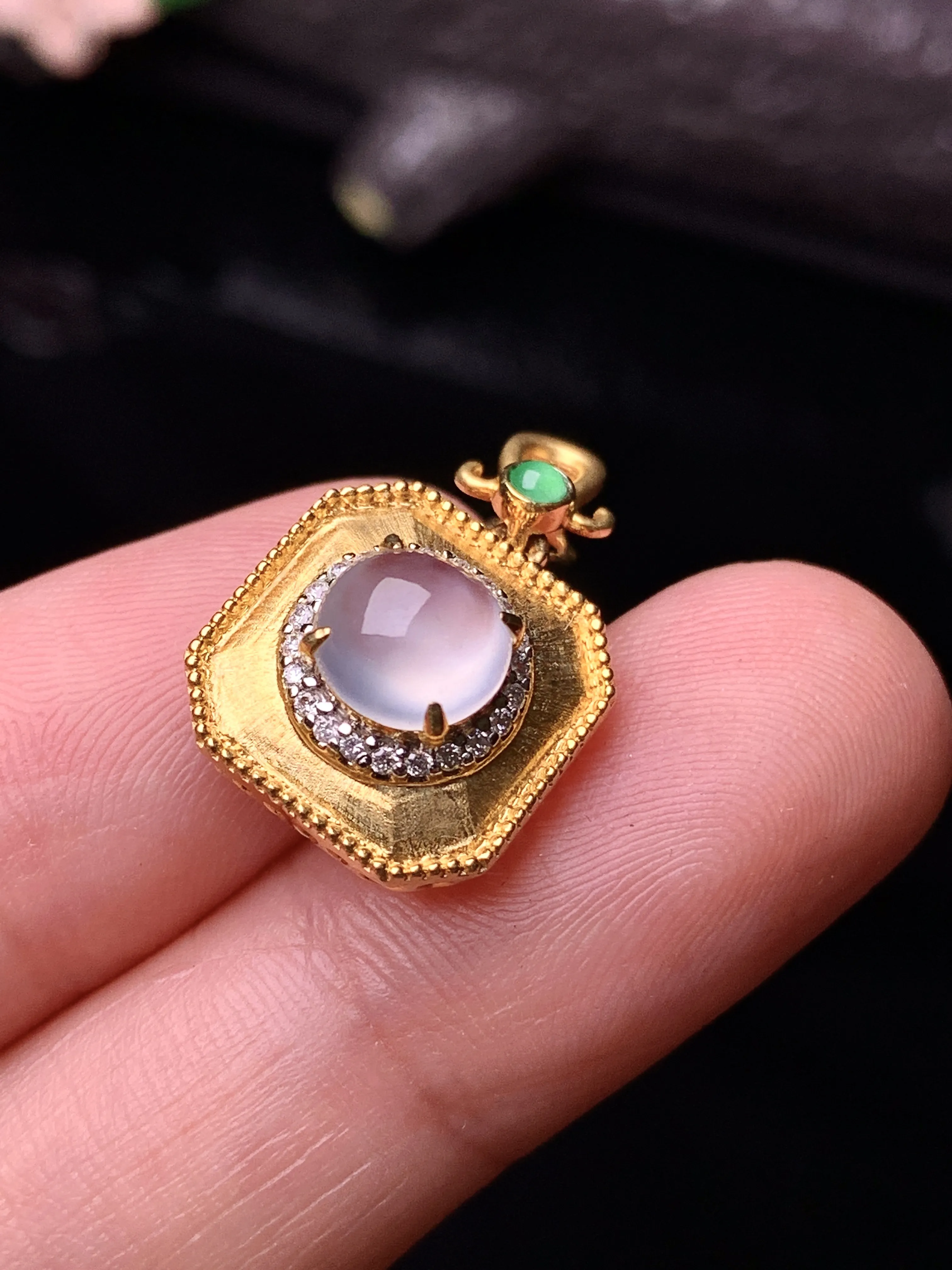 18k金钻镶嵌冰种蛋面吊坠 玉质细腻 色泽清新艳丽 整体尺寸19.5*13*8.3