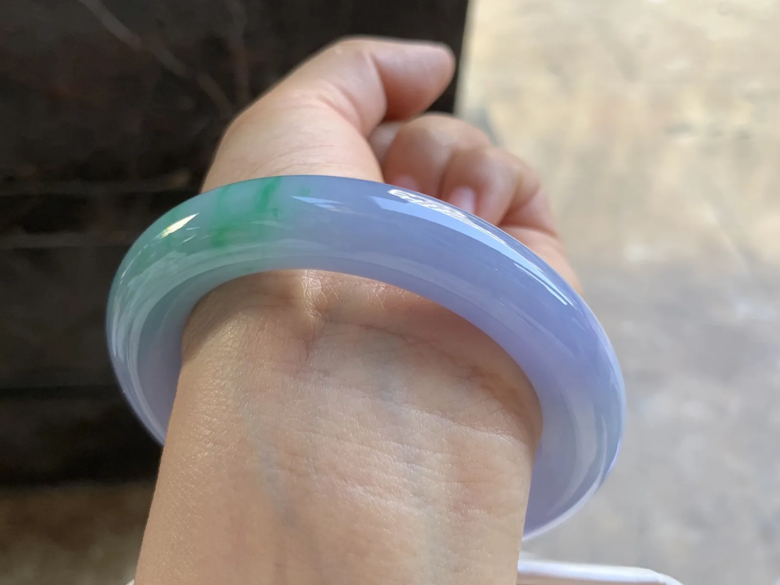 55.5-12mm
春彩圆条手镯 底子细腻
颜色浓郁漂亮