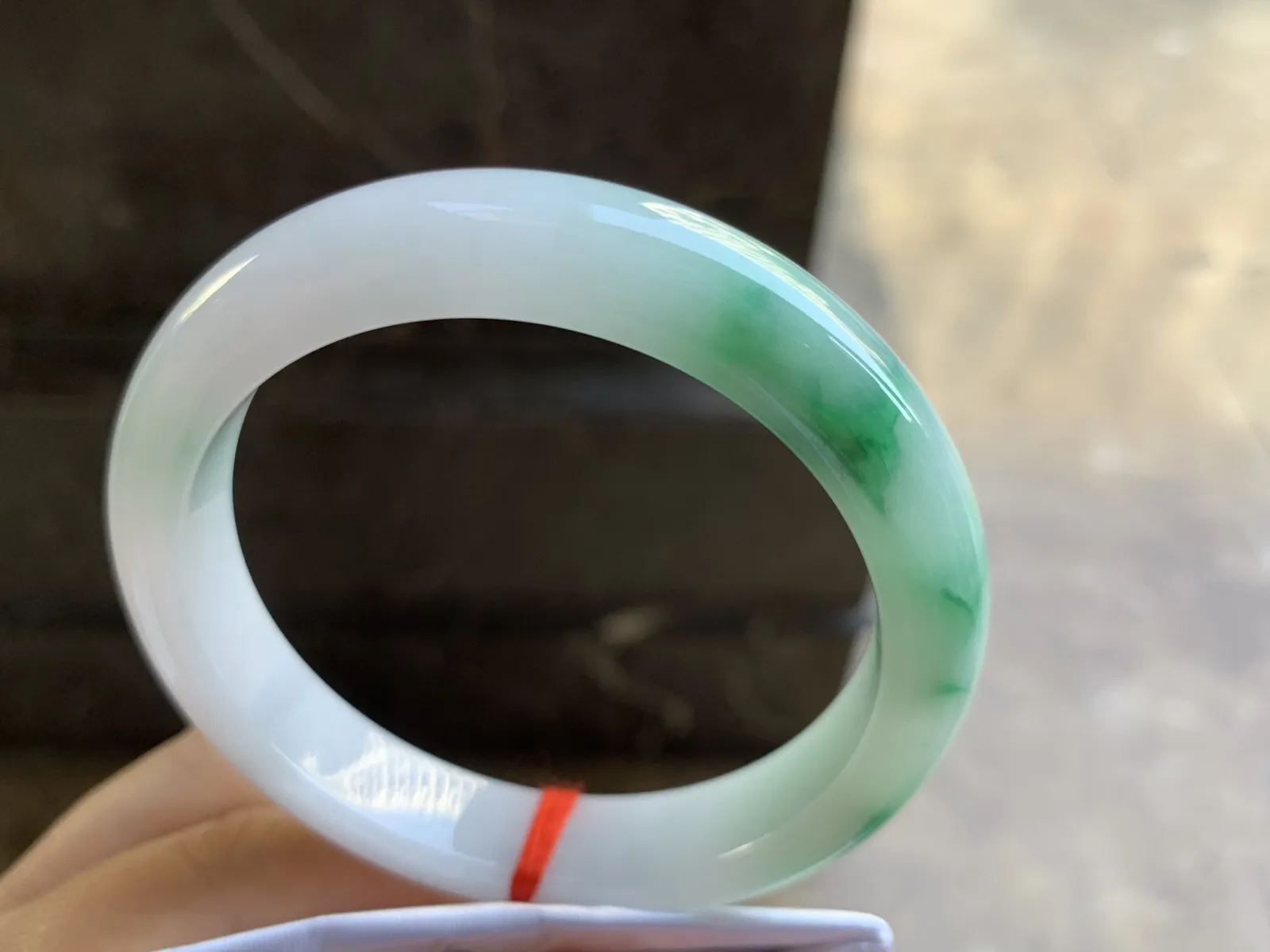 57-11.7-8.7mm
白底青手镯 底子细腻 颜色漂亮