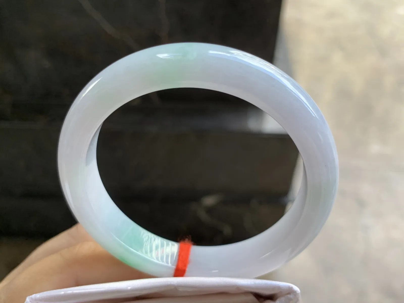 56-11.4-8.2mm
细糯飘色手镯 底子细腻 清爽干净 一抹色很漂亮 推荐