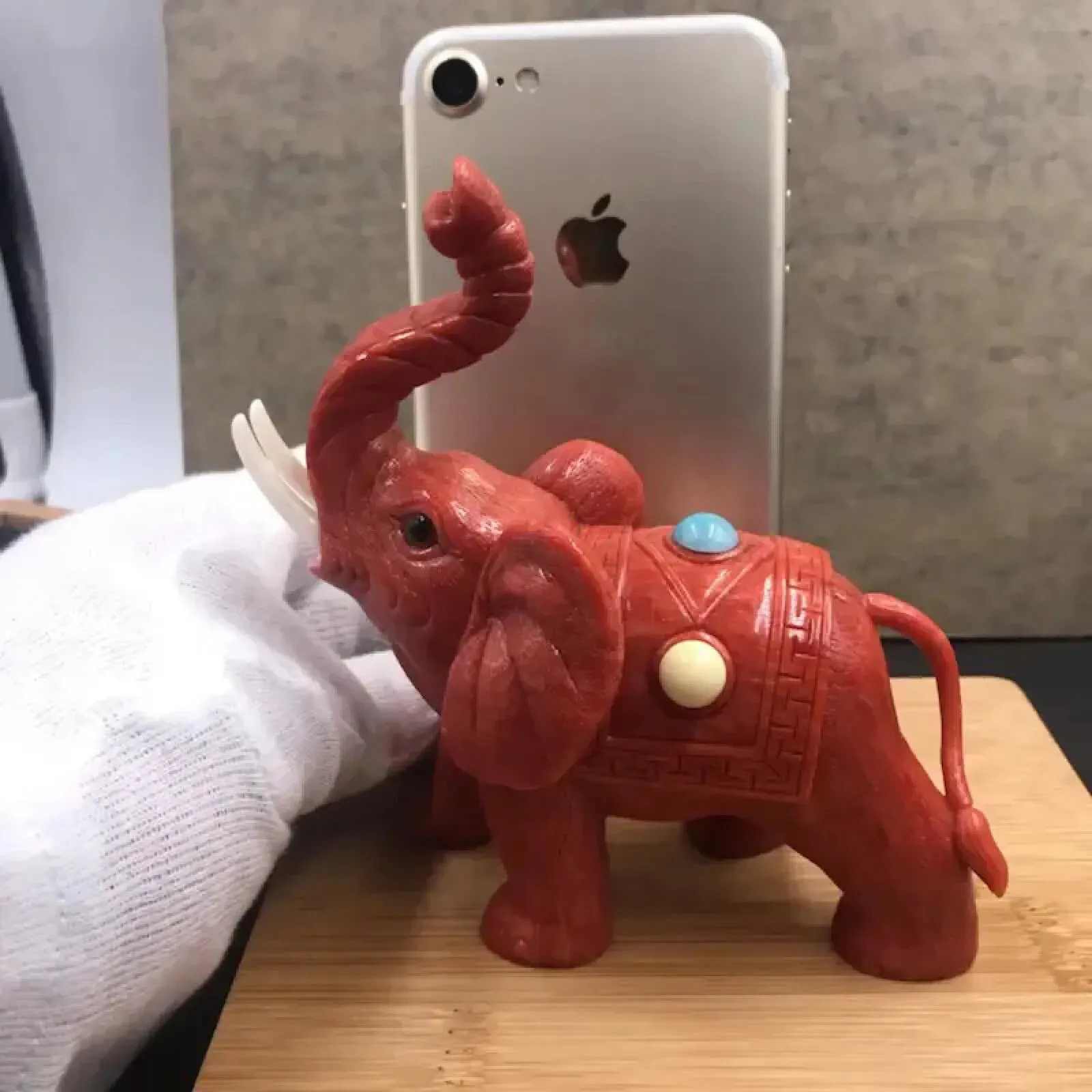 【红珊瑚大象摆件】意大利产地，沙丁材料，采用台湾拼接工艺，精心选料，精心雕刻，天然蜜蜡绿松点缀，象牙也是天然白珊瑚打磨而成，形象逼真！尺寸：高120mm,宽110mm，厚度56.3mm，重量267克！珊瑚属有机宝石，色泽喜人，质地莹润，生长于远离人类的深海中。与珍珠、琥珀并列为三大有机宝石，在东方佛典中亦被列为七宝，自古即被视为富贵祥瑞之物。