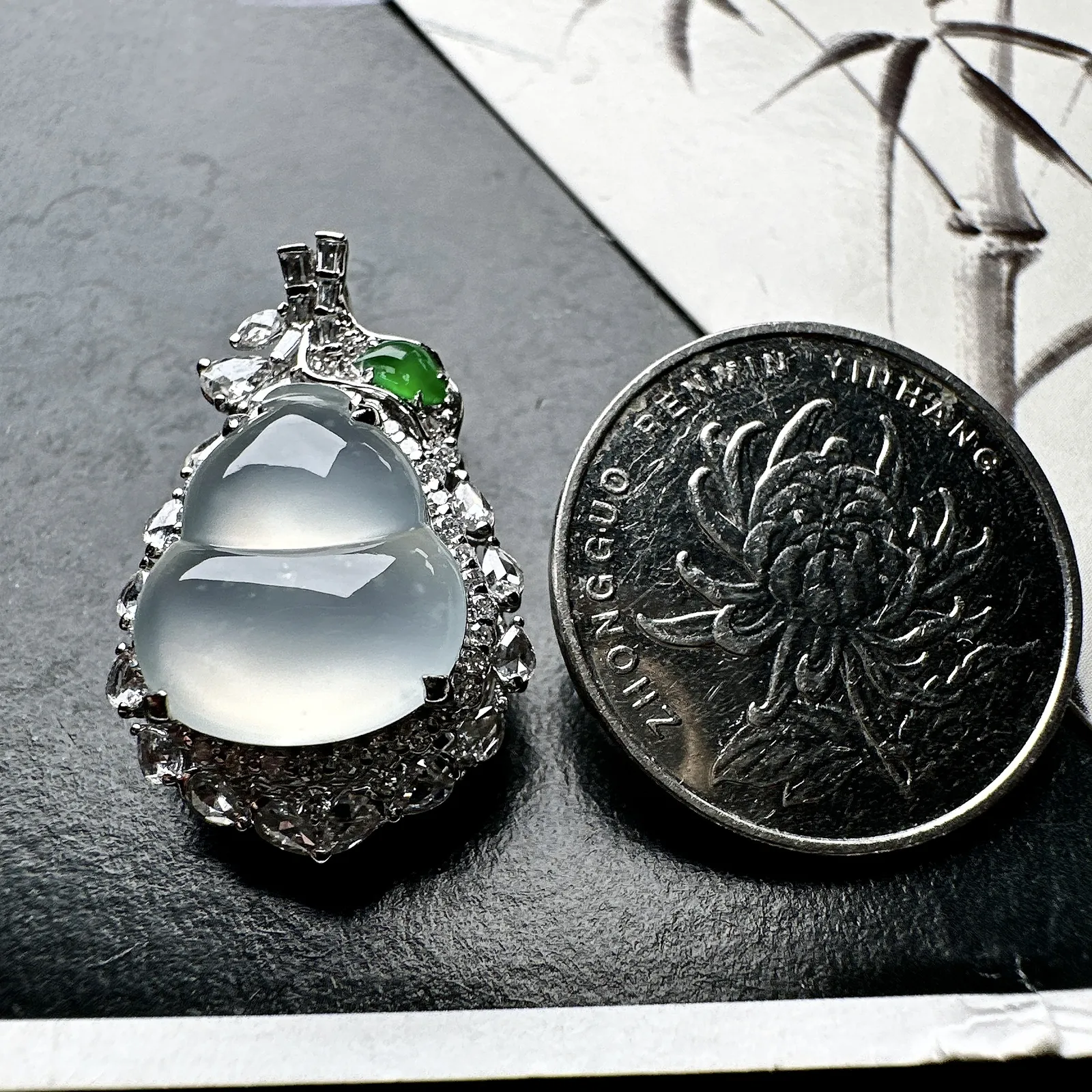 【冰种葫芦吊坠】质地细腻清爽，荧光感强烈，起刚光强烈，18K金钻镶嵌，裸石尺寸14.9*13.3*4.9毫米