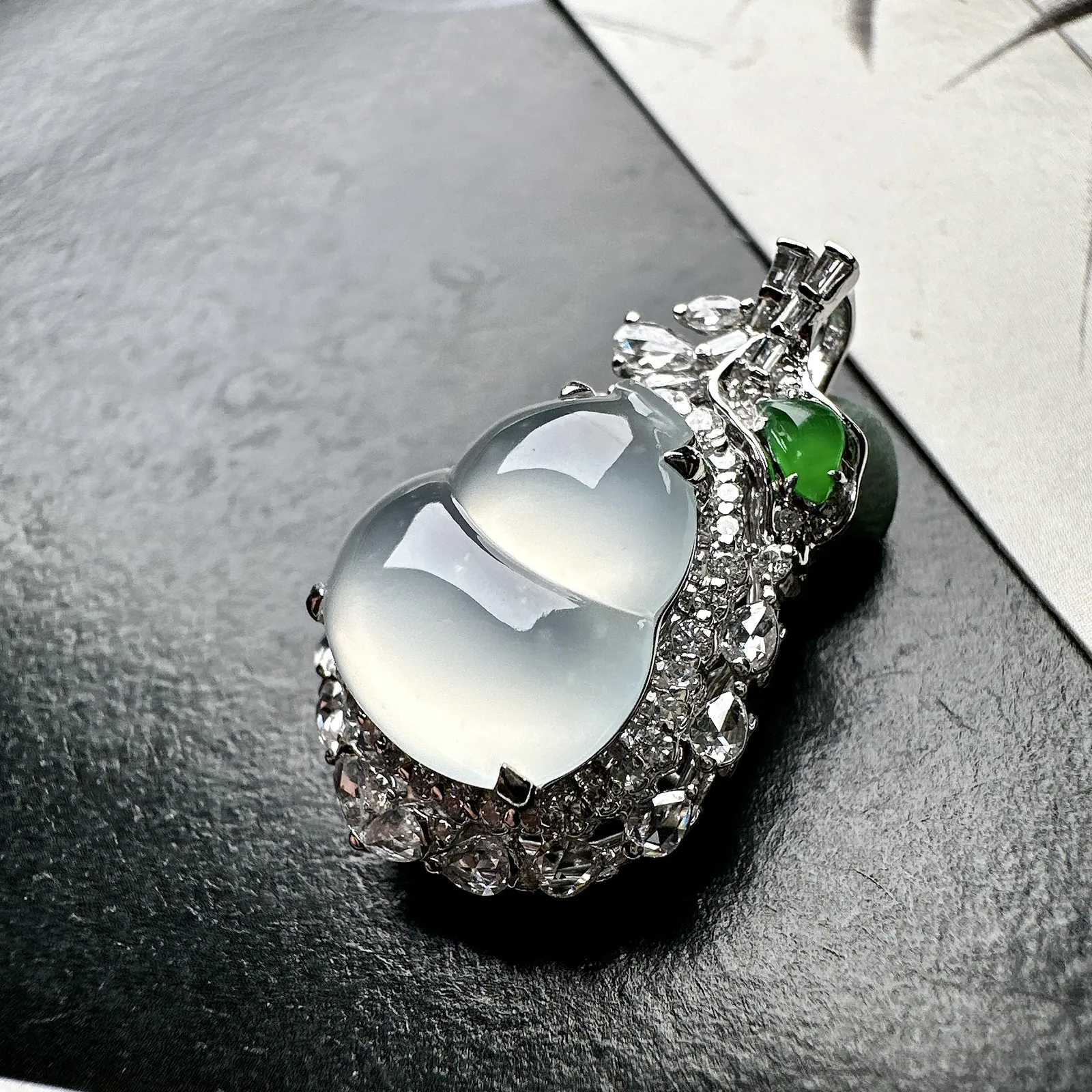 【冰种葫芦吊坠】质地细腻清爽，荧光感强烈，起刚光强烈，18K金钻镶嵌，裸石尺寸14.9*13.3*4.9毫米