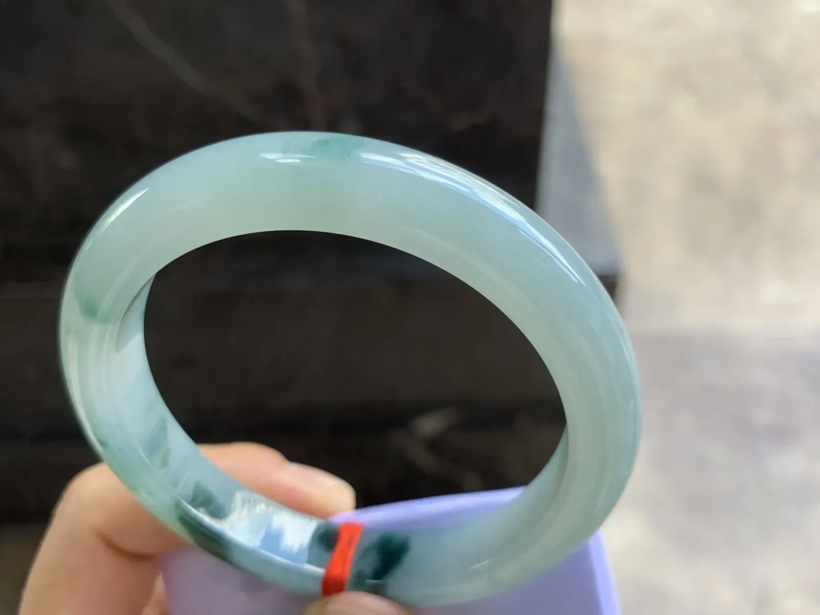 58.5-11.2-8.7mm
飘花手镯 底子细腻 山水花色 浓郁 韵味悠长