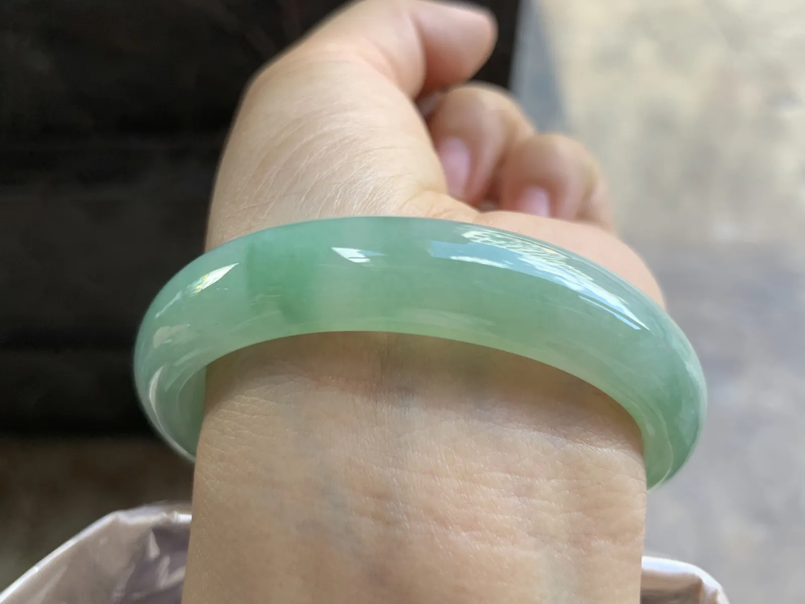 55-12.3-7mm
芙蓉花贵妃手镯 底子细腻 水润 正圈53可带