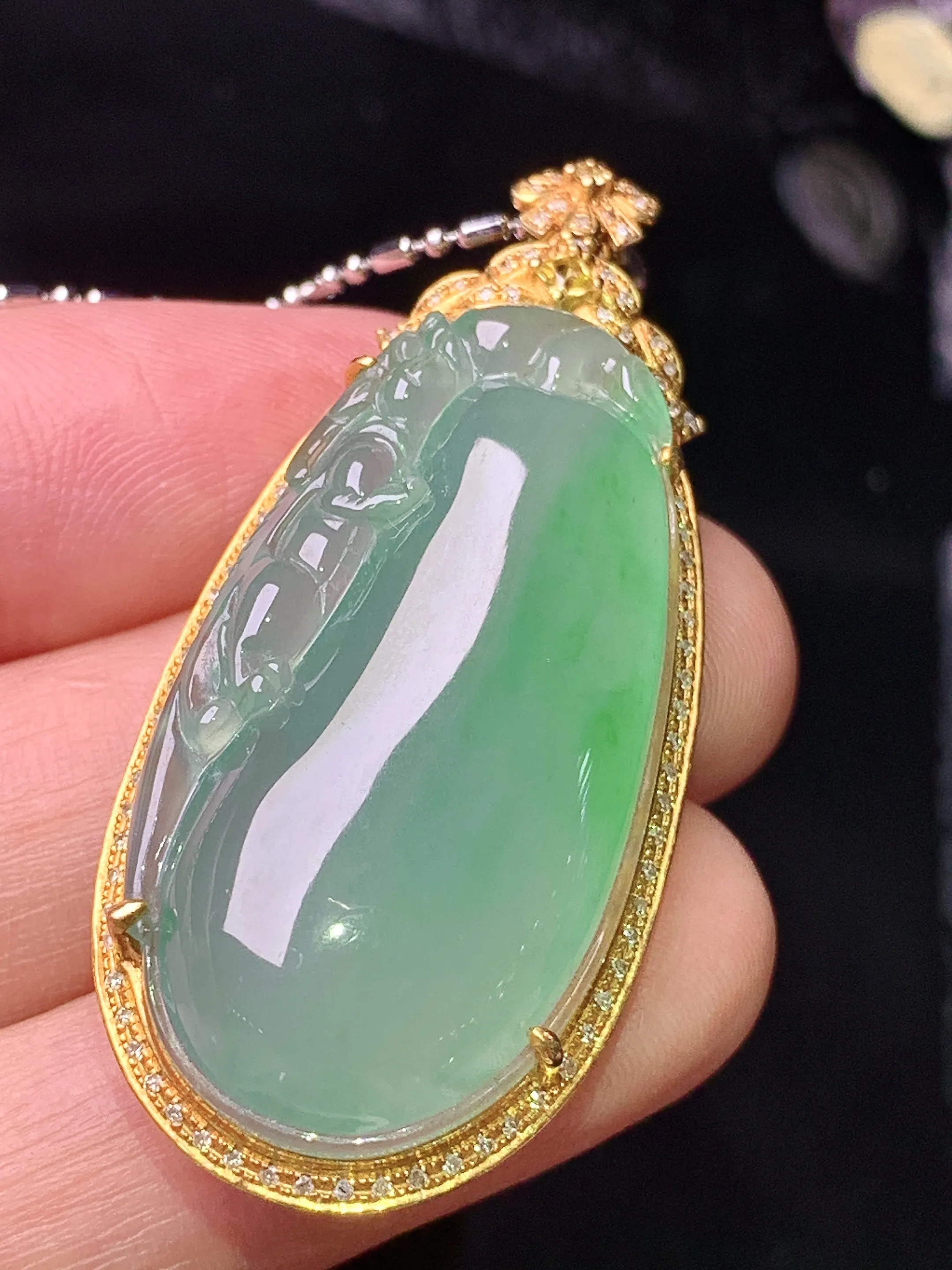 18k金钻镶嵌冰种飘绿福瓜吊坠 玉质细腻 色泽清新艳丽 整体尺寸46.7*20.7*10.6