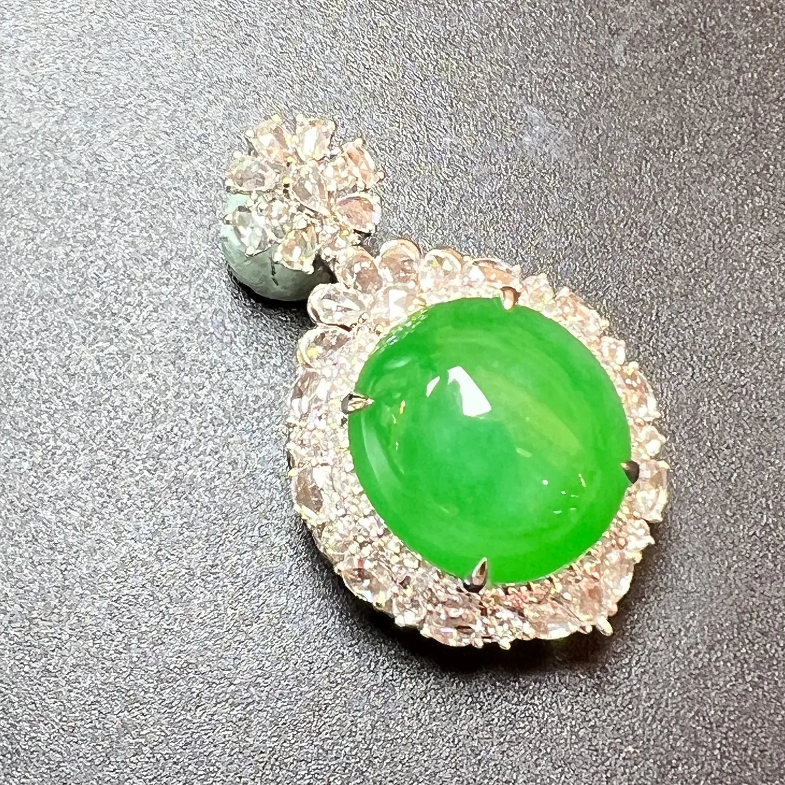 满绿蛋坠种色俱佳，饱满，整体尺寸31*18.8*14.3 裸石尺寸14.1*13.1*6.5