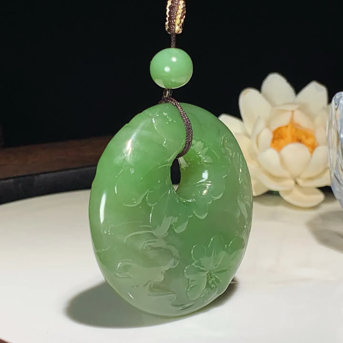 和田玉青海翠翠青连年有余圆牌挂件。尺寸53/12重62克。玉质细腻油润。手推出油。佩戴高端典雅。lt251203