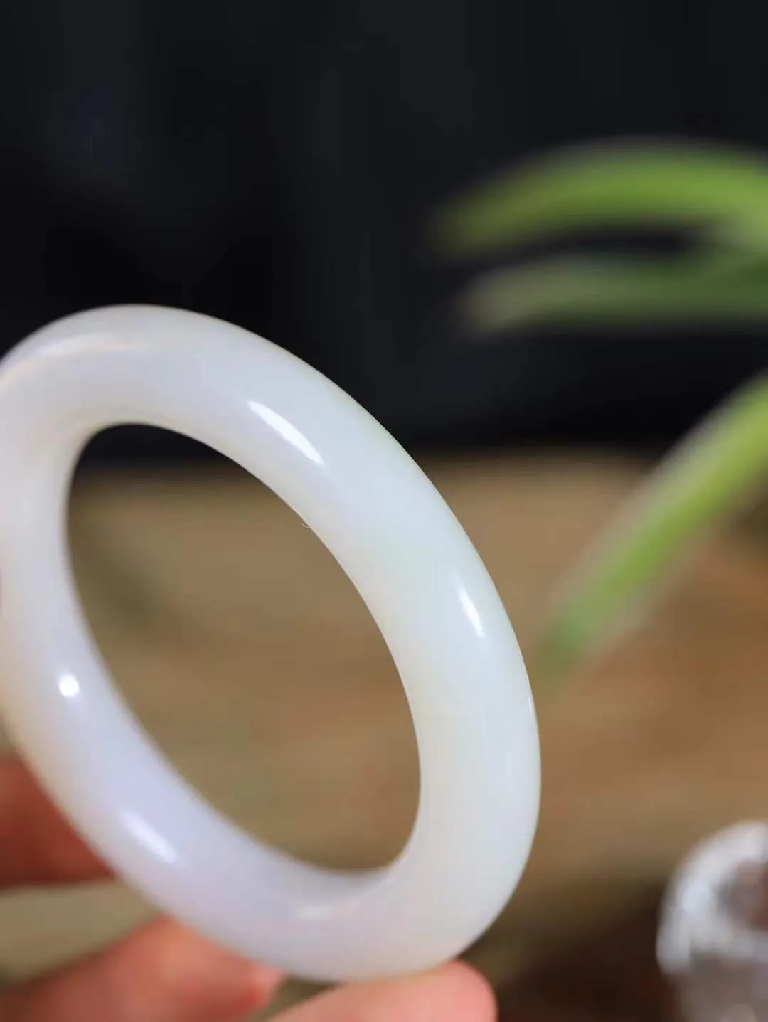 【玉佳人·手镯】

收藏级臻品️和田玉白玉圆条手镯 ，玉质细腻油润，做工细致精美，端庄素雅，亭亭玉立，芊芊素手。芊芊素手，怎能忘镯？秀美圆条，更显婀娜。内径58.5mm 尺寸12.9-12.8mm重85克69120380A