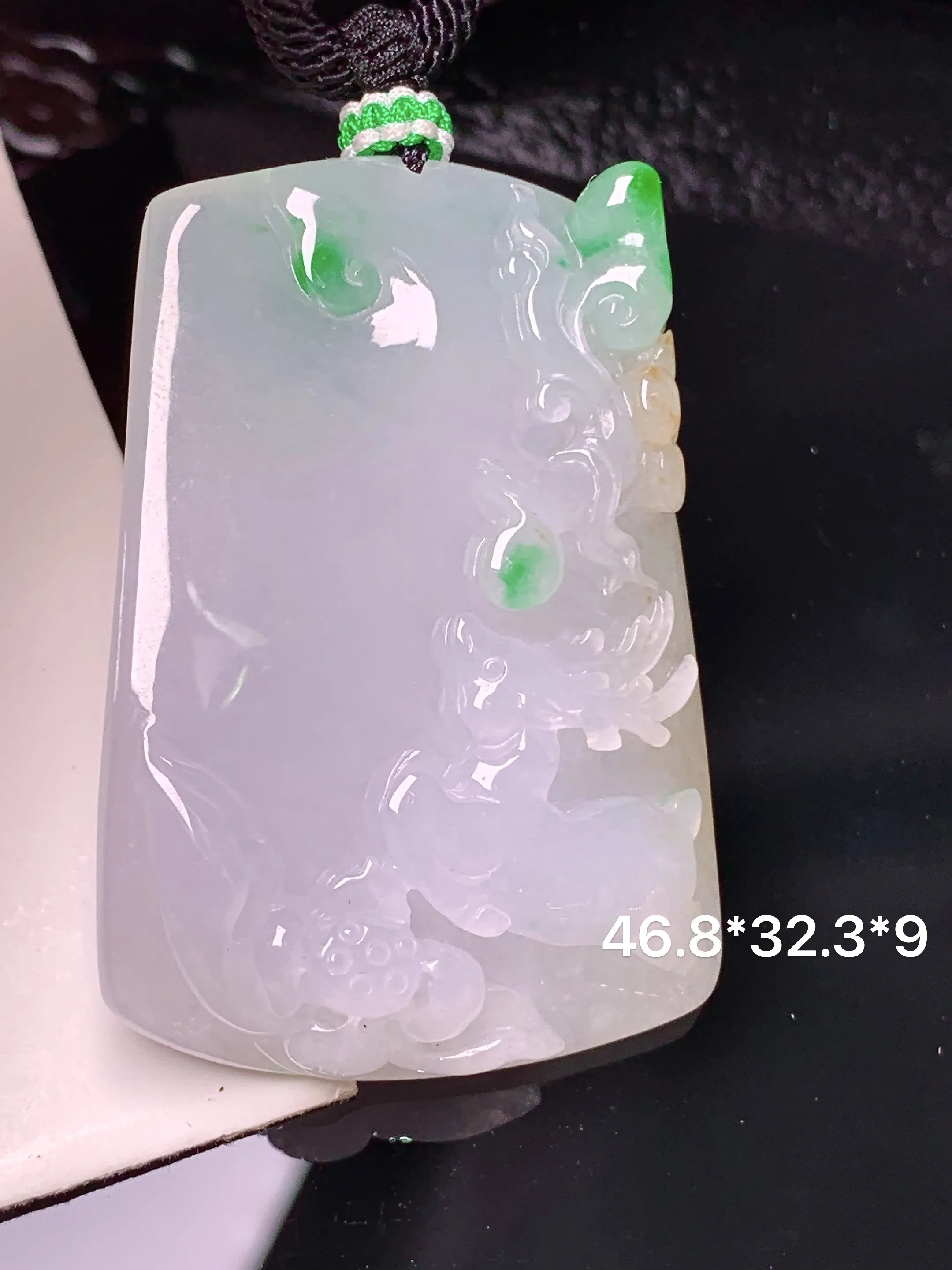飘绿梅花鹿吊坠 玉质细腻 色泽清新艳丽 整体尺寸46.8*32.3*9