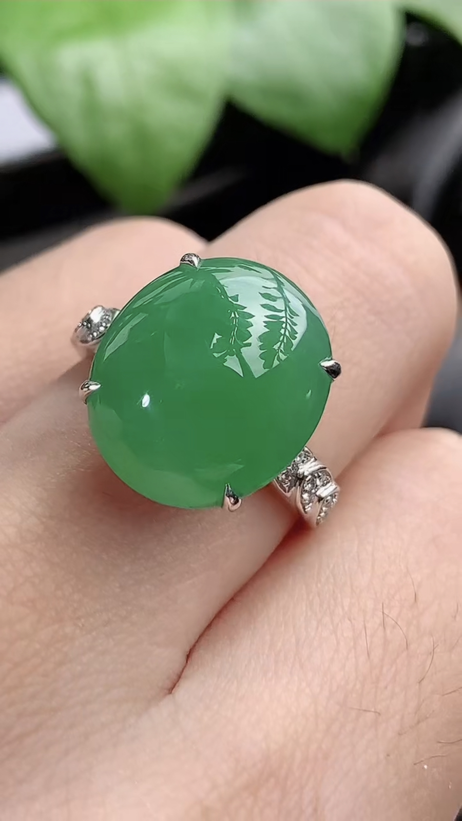 a货翡翠老坑冰种18K金伴钻镶嵌阳绿蛋面戒指 圈口17.7裸石尺寸15.2×13mm 重量6.33g 1204