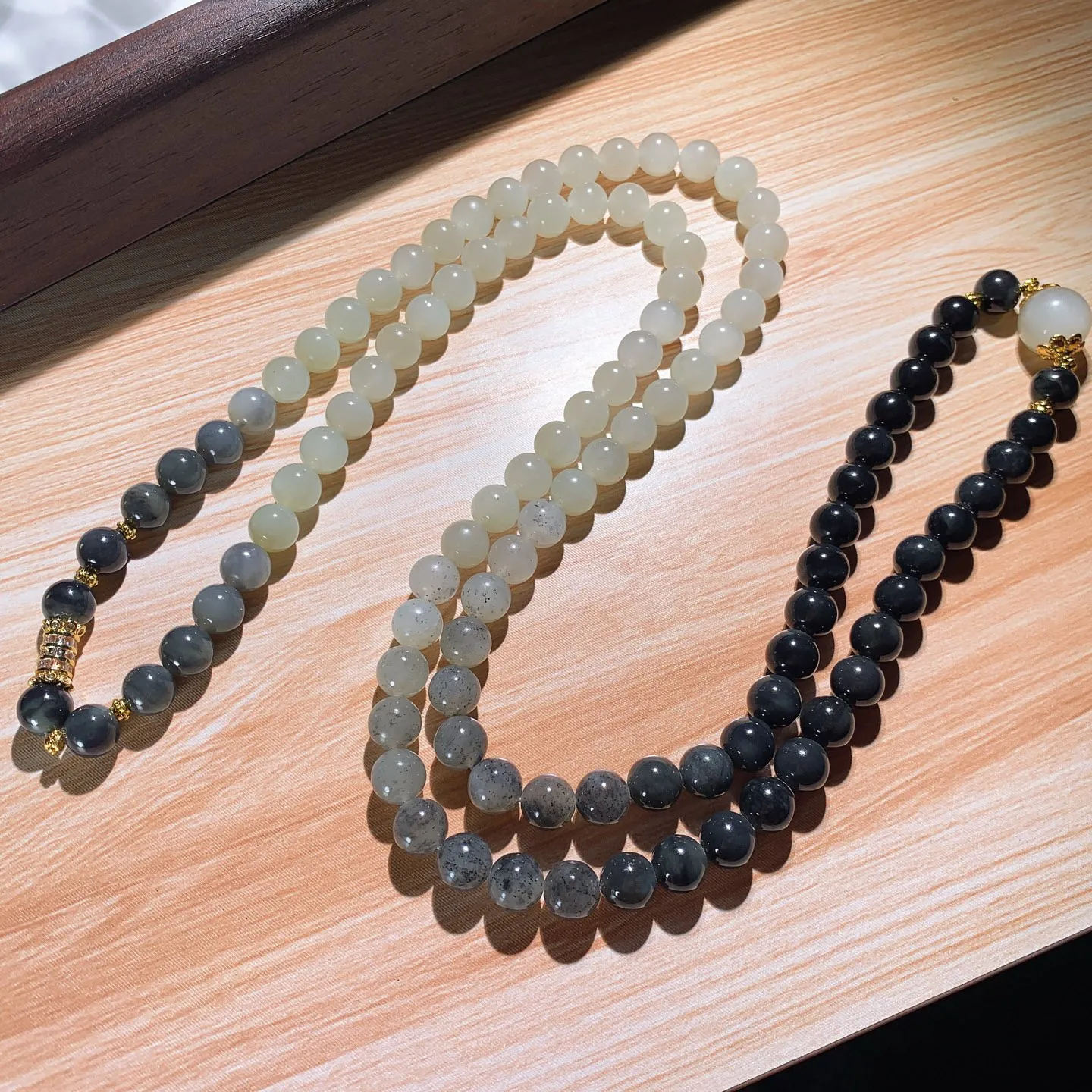 新疆和田玉籽料青花108佛珠项链。单颗尺寸8！玉质细腻油润。手推出油。佩戴高端典雅。lt251203