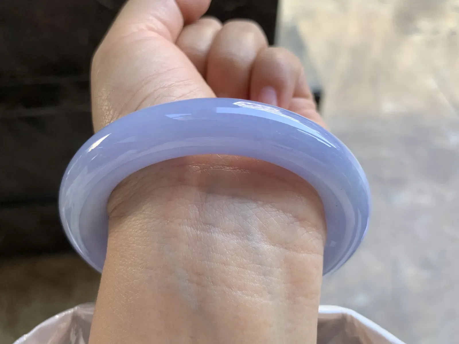 55.5-12mm
春彩圆条手镯 底子细腻
颜色浓郁漂亮