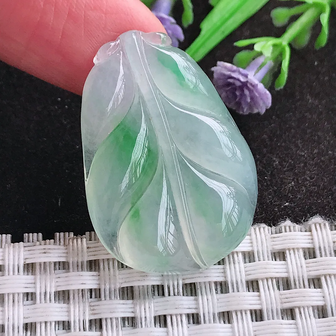 天然A货翡翠32.8/23/6.5老坑冰种飘阳绿叶子吊坠翡翠玉挂件