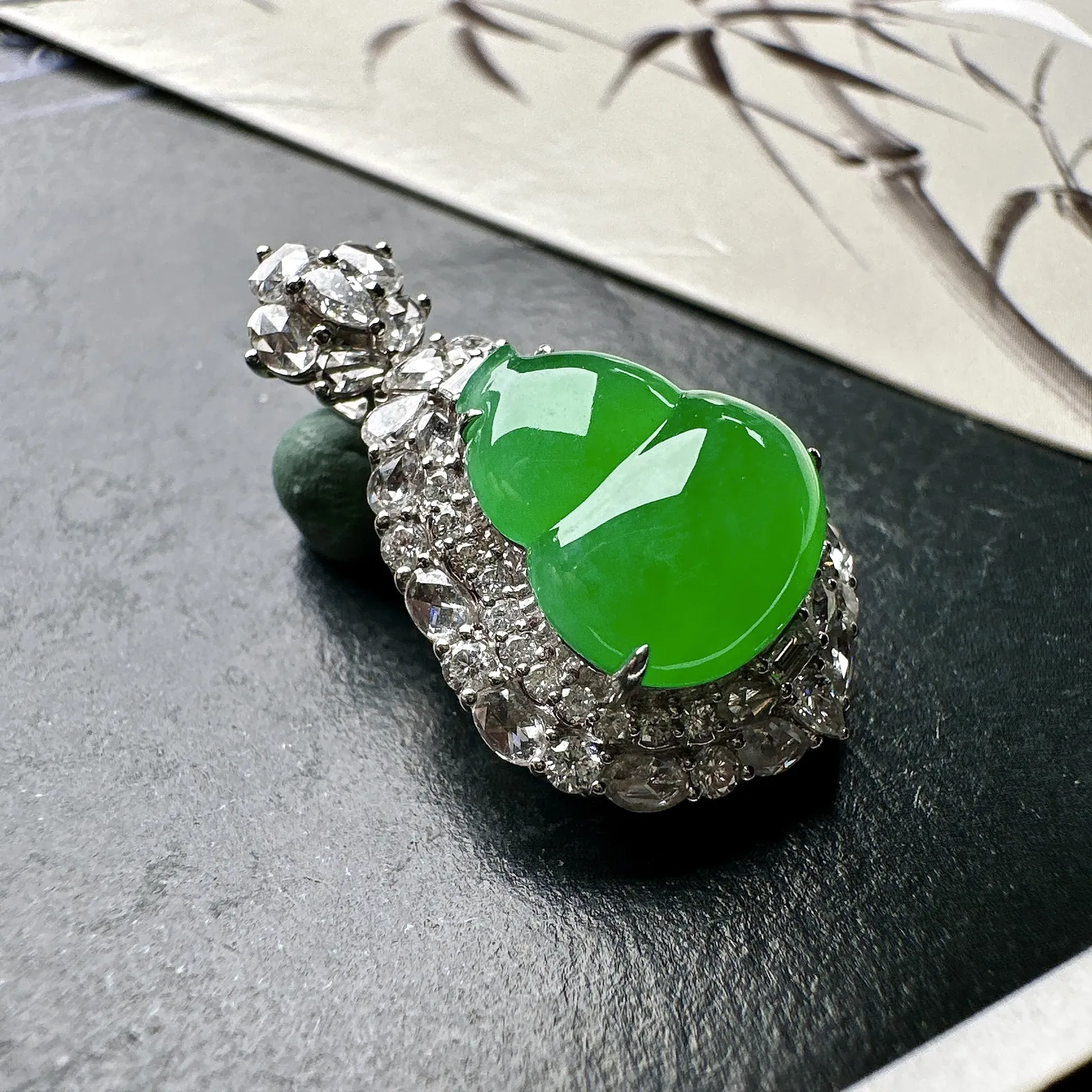 【冰种满绿葫芦吊坠】种水色俱全，冰透闪亮，通透感饱满度很好，18k金钻豪华镶嵌，裸石尺寸13.5*11.9*4.5毫米