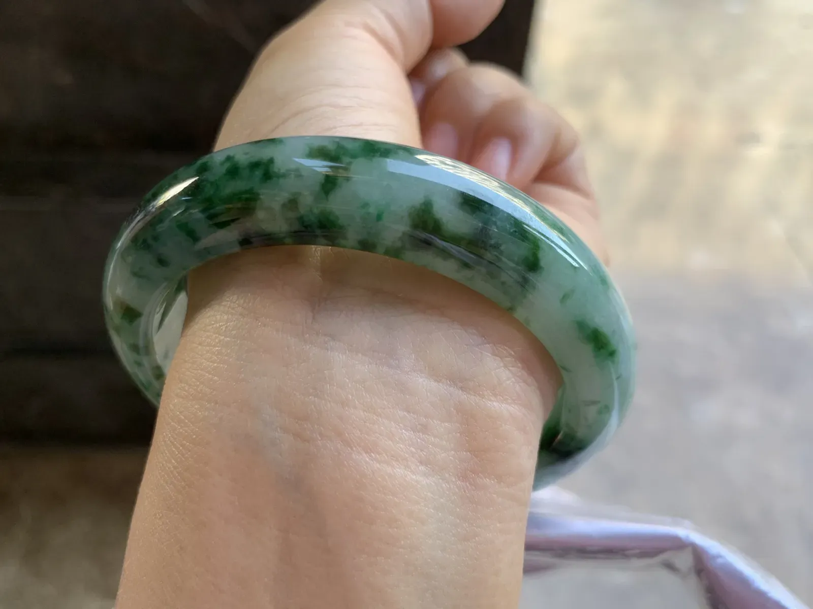 60-14.2-9.5mm
飘花大圈口手镯 底子细腻 花色浓郁 宽版大圈口