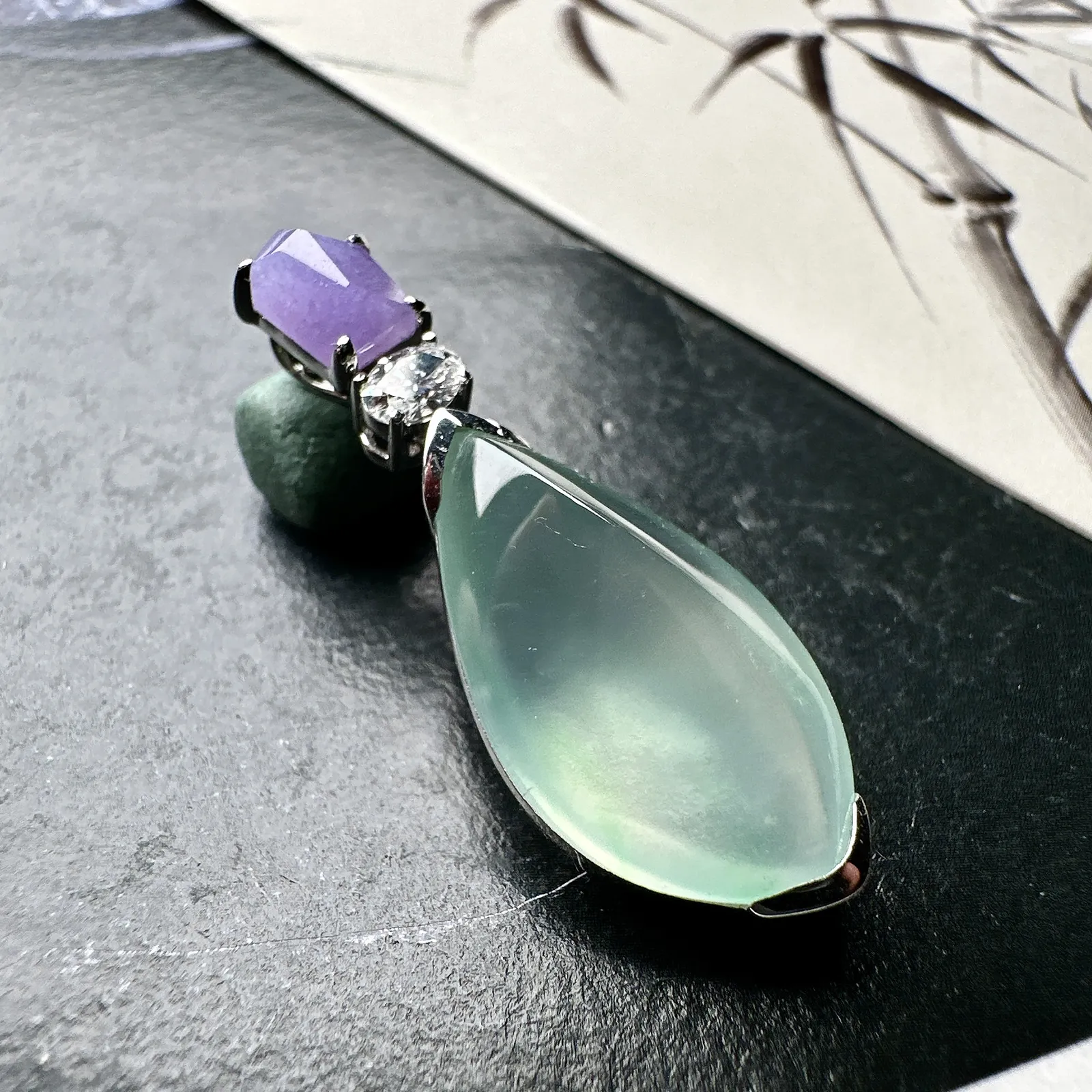 【冰种晴绿随形吊坠】质地非常细腻干净，冰润十足，种老冰透，收藏品质。18k金钻镶嵌，裸石尺寸21.5