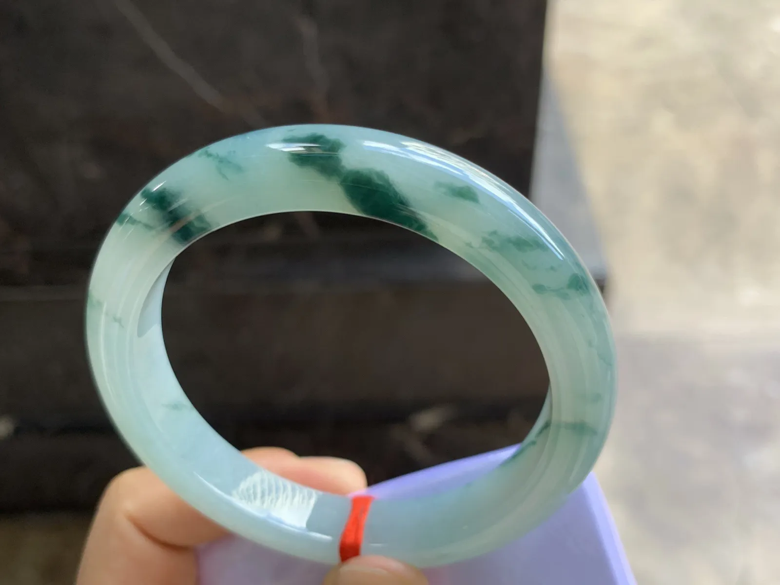 58.5-11.2-8.7mm
飘花手镯 底子细腻 山水花色 浓郁 韵味悠长