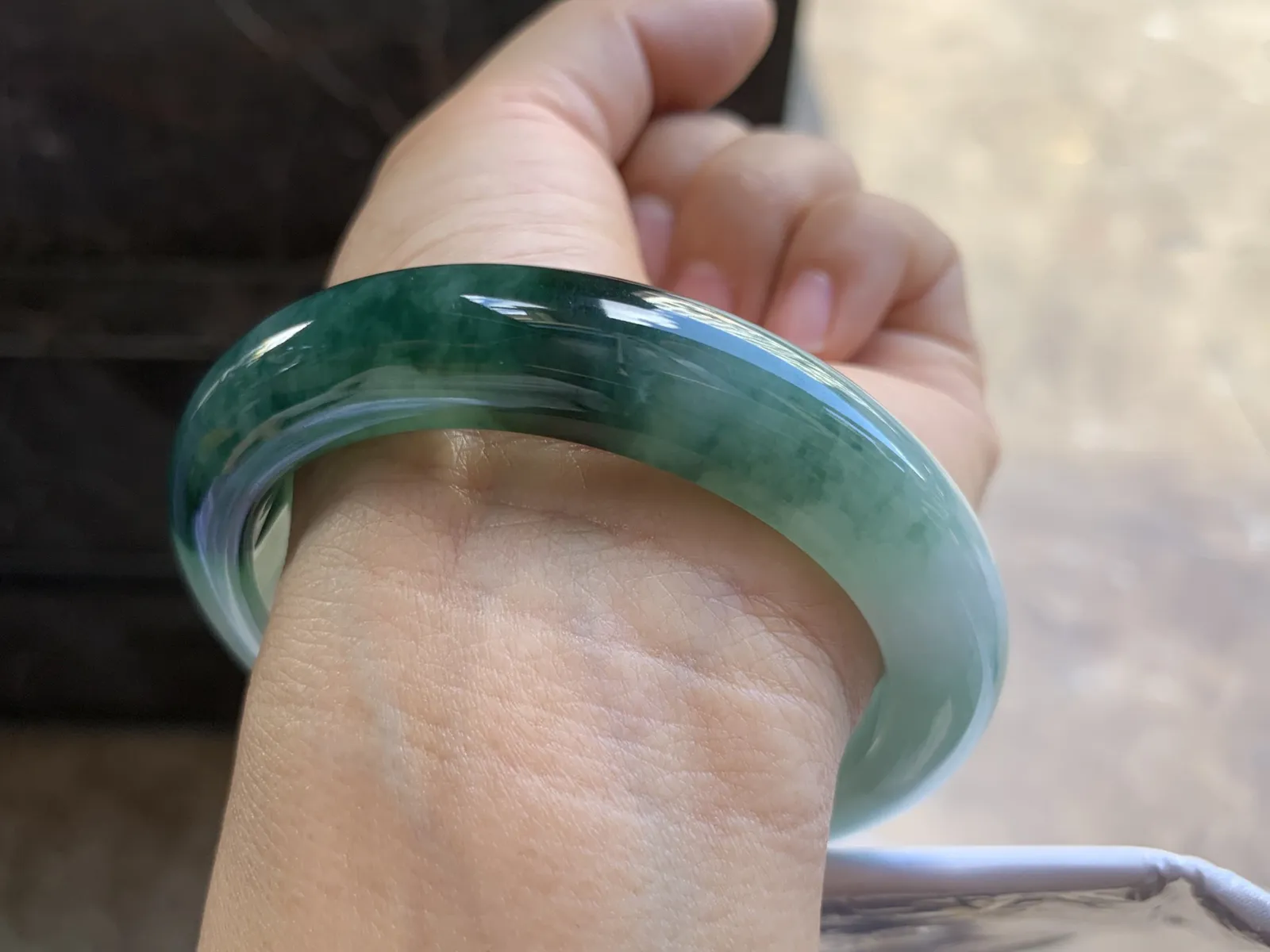 58.5-12.6-9.7mm
飘花手镯 底子细腻 花色浓郁