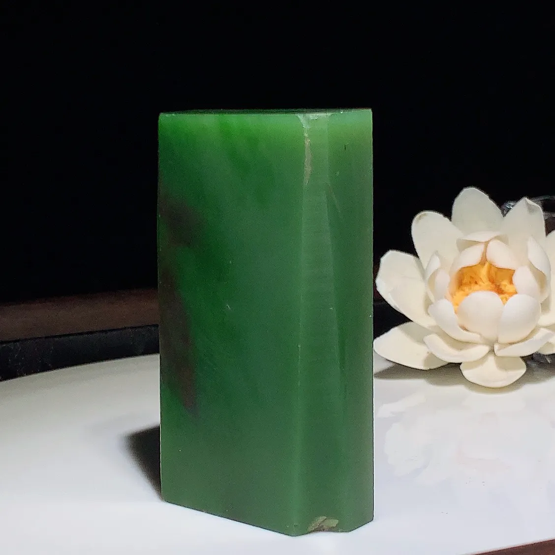 和田玉七号矿红皮料阳绿俄罗斯碧玉原石。尺寸73/42/15重133.7克。玉质细腻油润。手推出油。佩戴高端典雅。lt251203