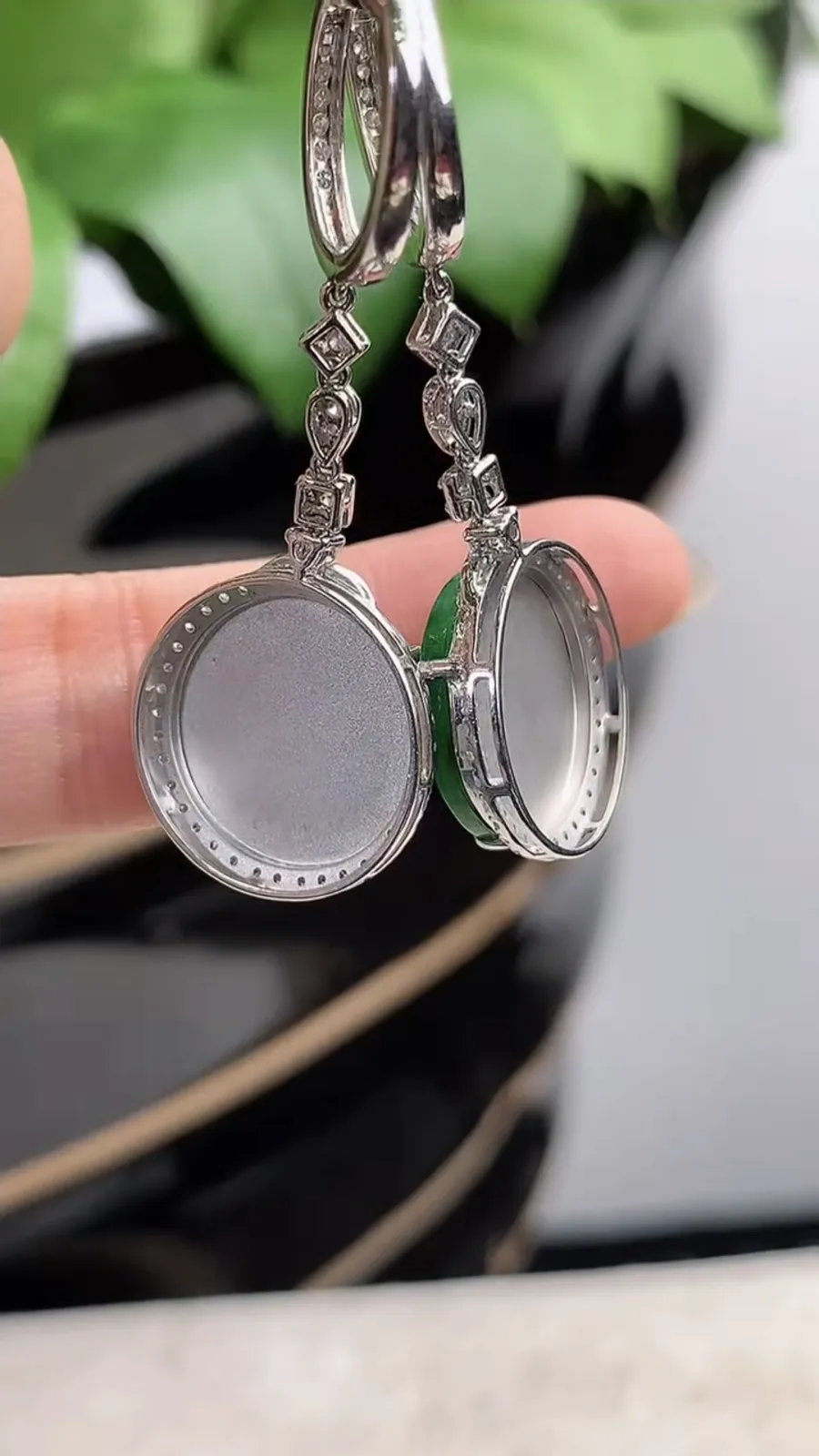 a货翡翠老坑冰种18K金伴钻镶嵌满绿无事牌耳坠 尺寸13.4×4.3mm 重量6.43g 1203