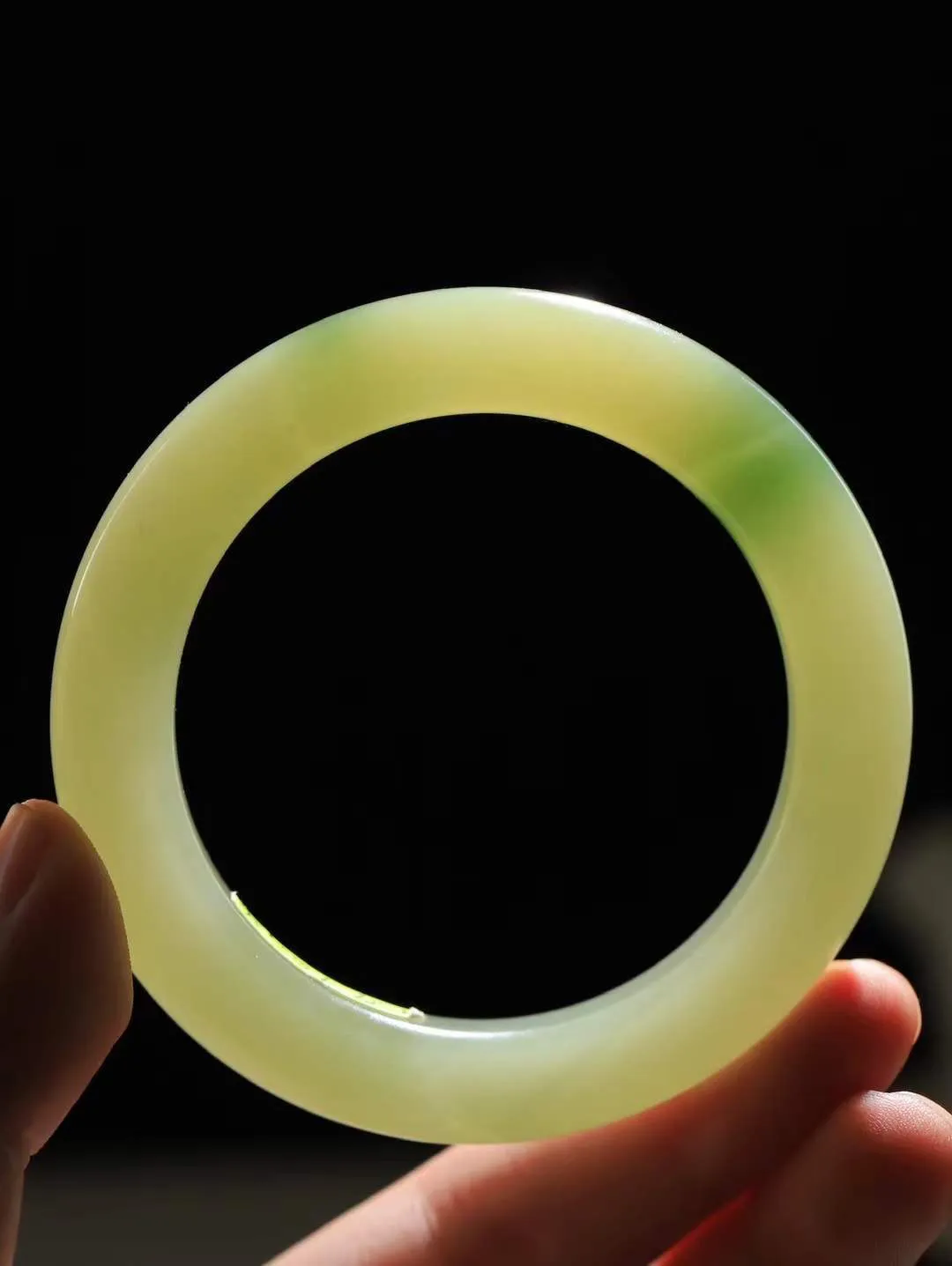 （一见倾心.手镯）

精品和田玉翠青手镯，玉质温润细腻 油性十足 手感舒适，高华雅逸，线条流畅，简约大气，美自天成，素雅高贵。佩戴于腕间，婉约之美，举手投足间透出那低调奢华。重68.8克  尺寸56-11.8-11.3mm  56120336A