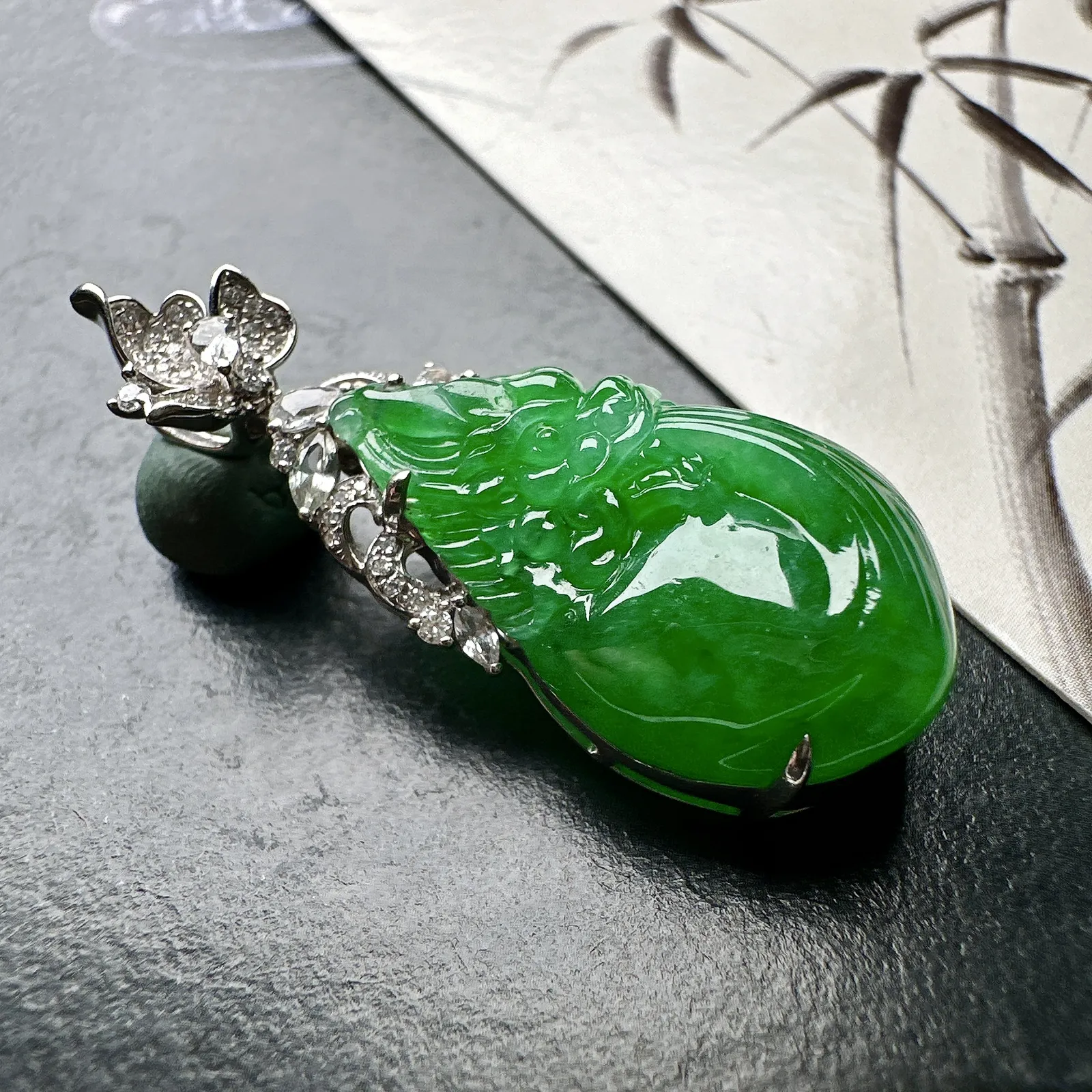 【冰种满绿龙吊坠】冰感十足，通透闪亮，种老细腻，晶莹透亮，品质很高。雕工也很精美，18K金钻精美镶嵌，裸石尺寸26.9*16*11毫米