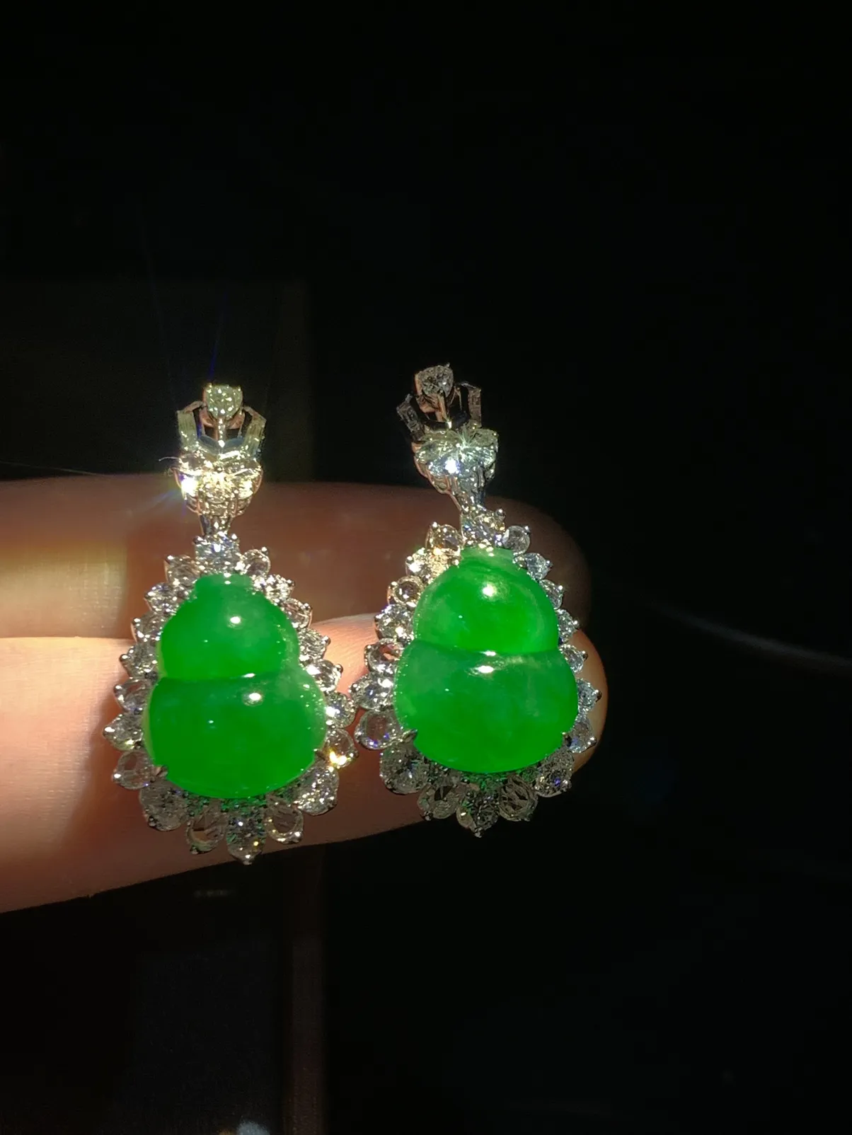 高品质翡翠葫芦耳坠，
裸石13.8-11.5-3.8mm，整体34-16-10.5mm，
18K金，