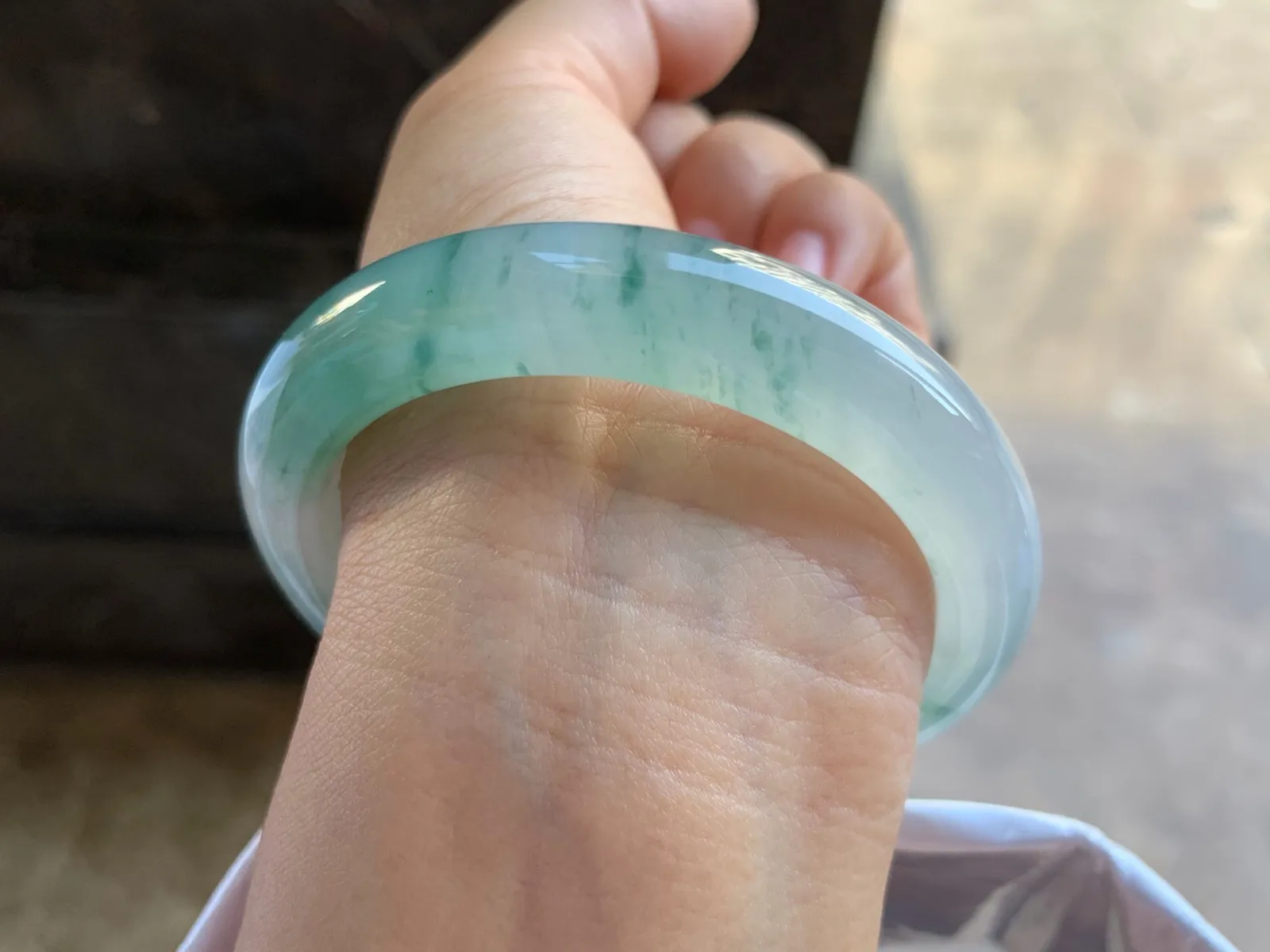 55-11.8-9mm
冰种飘花手镯 水润冰透 花色漂亮