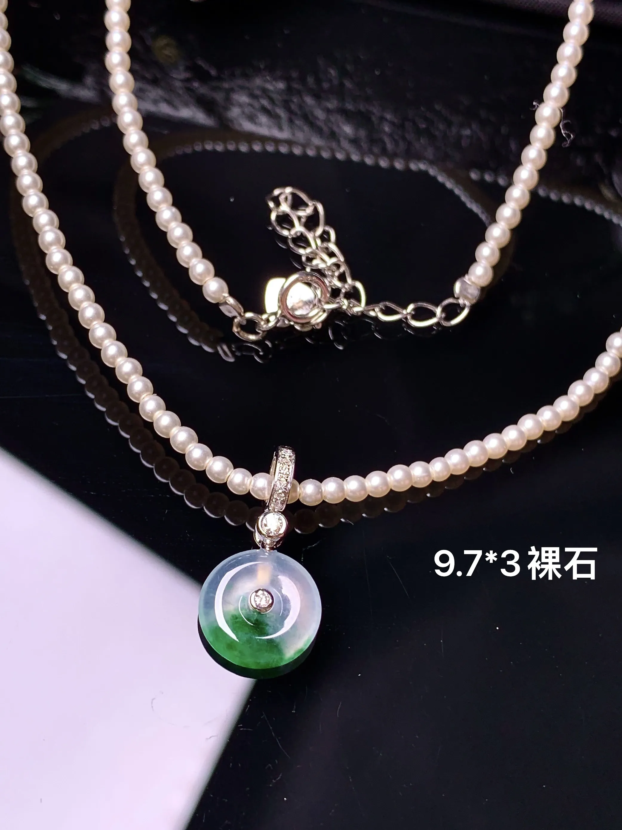 18k金钻镶嵌飘绿平安扣吊坠 玉质细腻 色泽清新艳丽 裸石尺寸9.7*3