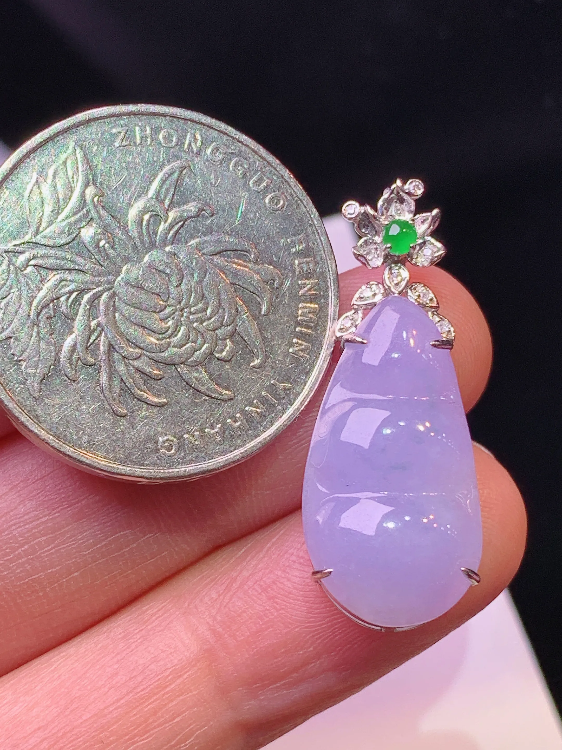 18k金钻镶嵌紫罗兰四季豆吊坠 玉质细腻 色泽清新艳丽 整体尺寸29.3*11.2*6.5