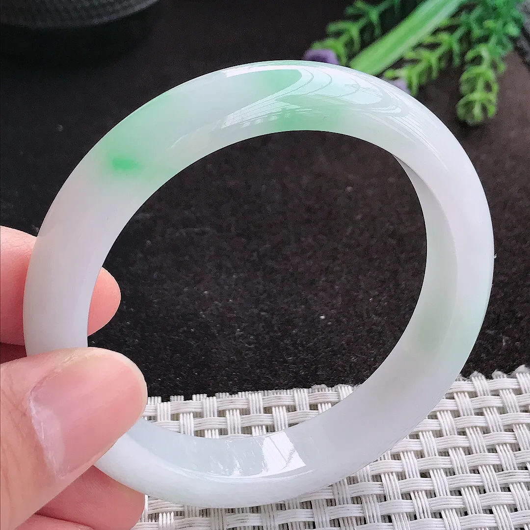天然A货翡翠56.5/12/8.2老坑精美冰润飘绿手镯白底青宽边玉手镯