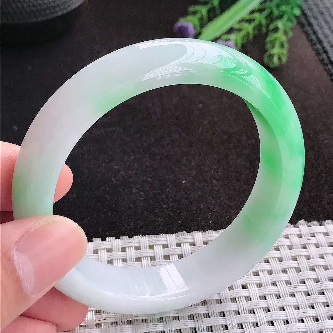 天然A货翡翠57/14.2/8.5老坑冰润起胶白底青飘阳绿手镯宽边玉手镯