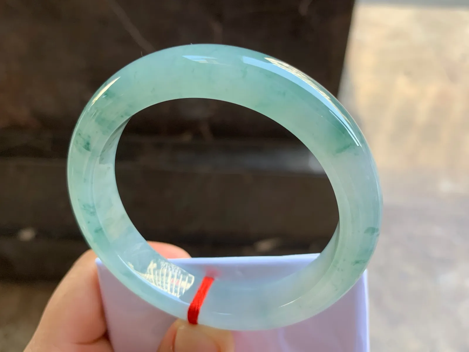 55.5-12.6-9mm
冰种飘花手镯 水润光花色漂亮 清爽